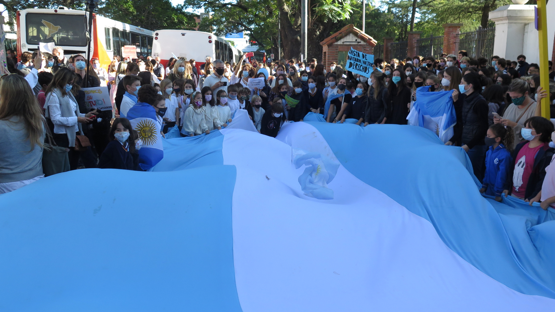 Alumnos bonaerenses de todos los niveles educativas desplegaron una bandera gigante frente a la Quinta de Olivos