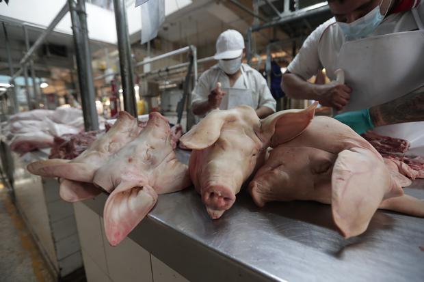 El cerdo es de las carnes más compradas por las familias para la ceña navideña.