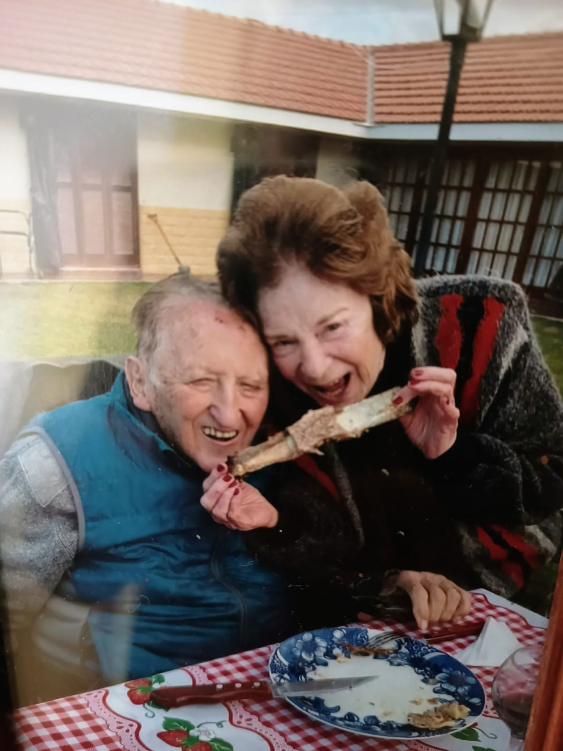 Manuel y Elda en un asado familiar