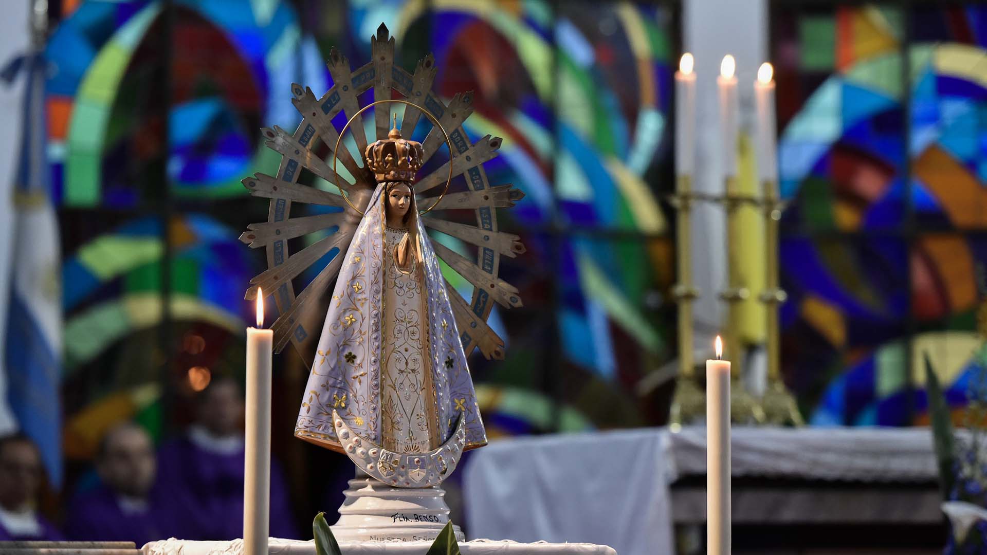 La Virgen de Luján ya luce las 3 estrellas mundialistas bordadas en su manto