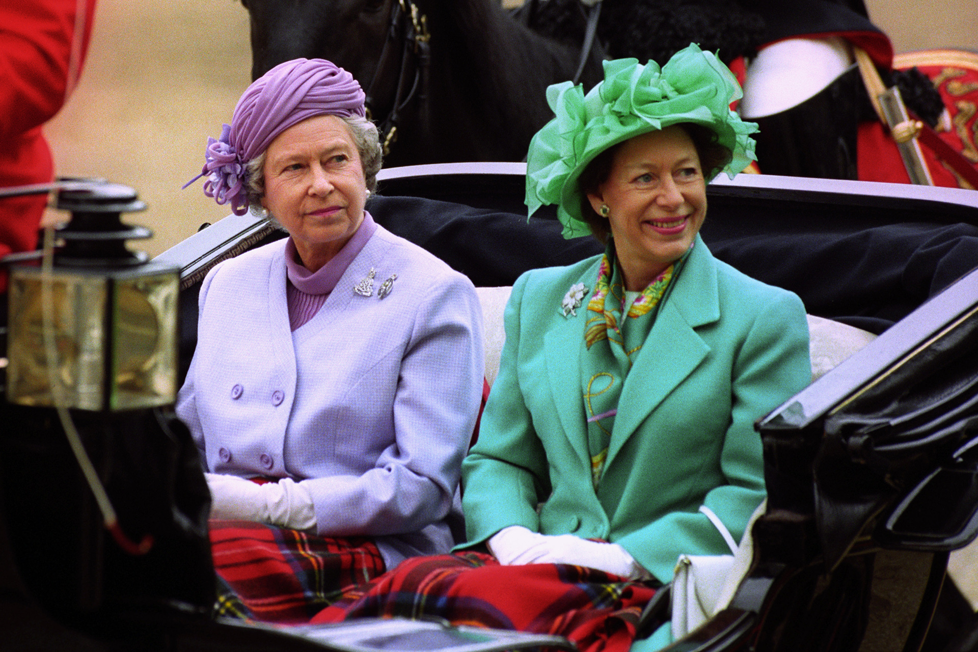 La princesa Margarita y su hermana la reina Isabel, tuvieron una relación de hermanas no exenta de distanciamientos y obligaciones reales (Reuters)