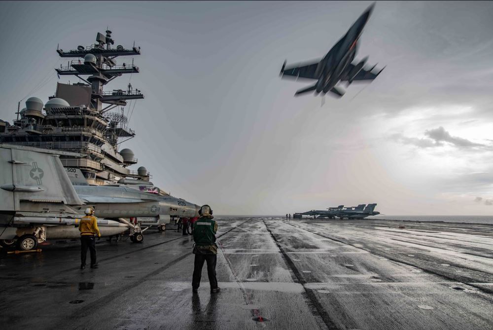 Un Super Hornet F / A-18E vuela sobre la cubierta de vuelo del único portaaviones USS Ronald Reagan durante los ejercicios navales en el Mar del Sur de China (US Navy)