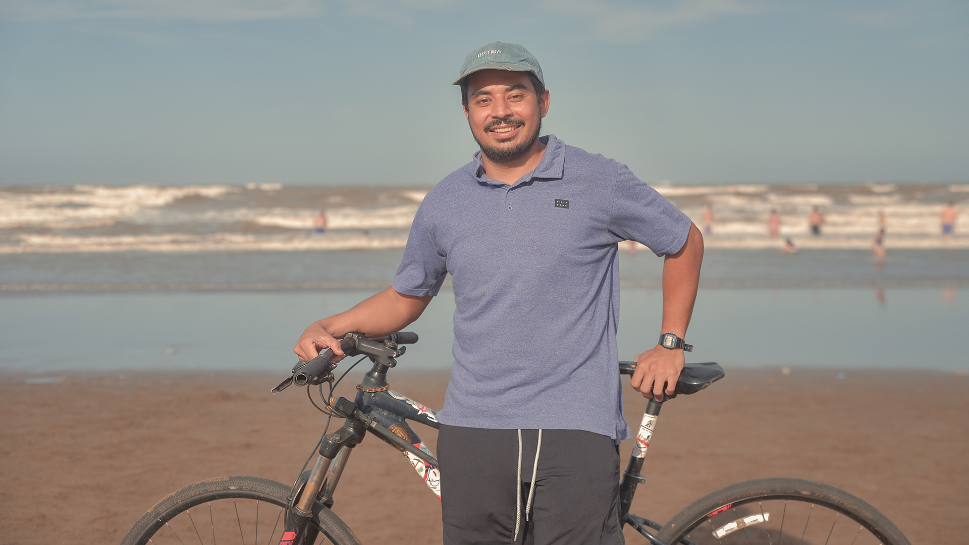 Carlos Trujeque decidió dejar su vida en México y pedalear hasta Mar del Plata por su amor a Agustina