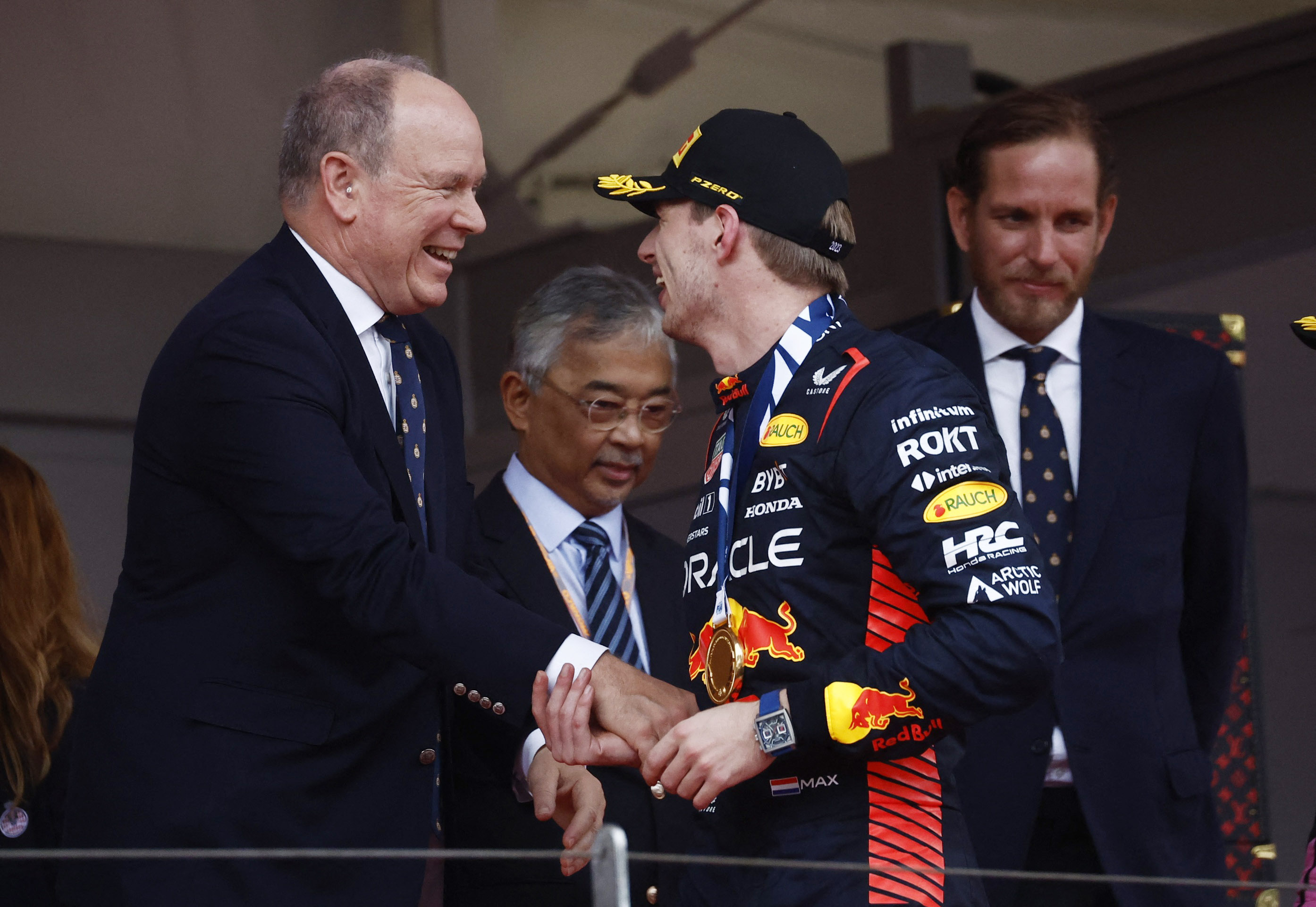 El Príncipe Alberto de Mónaco felicita a Max Verstappen en el podio (REUTERS/Stephane Mahe)