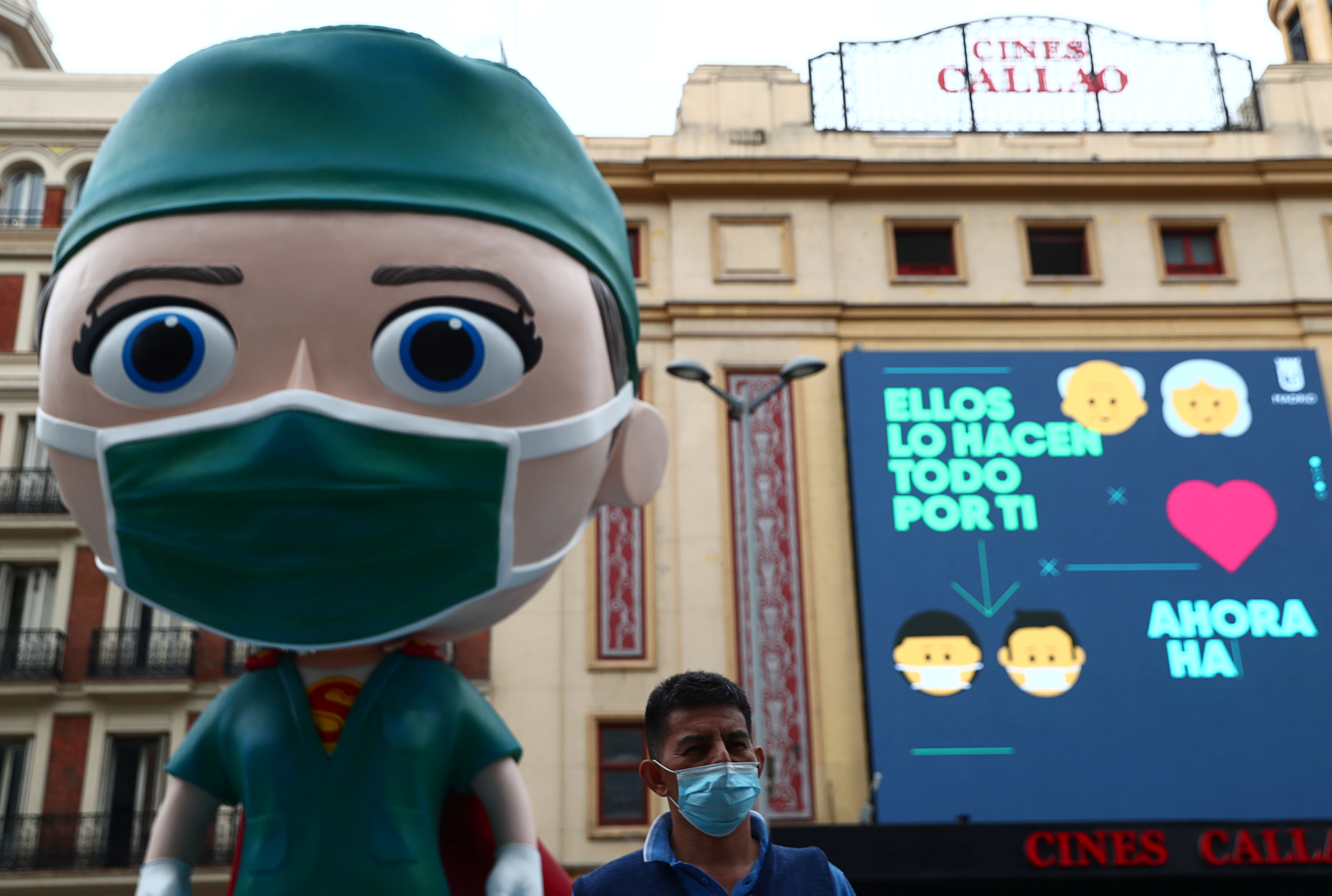 Una marioneta que representa a un trabajador de la salud en España, parte de la campaña por mantener las precauciones en medio del rebrote de coronavirus (REUTERS/Sergio Perez)