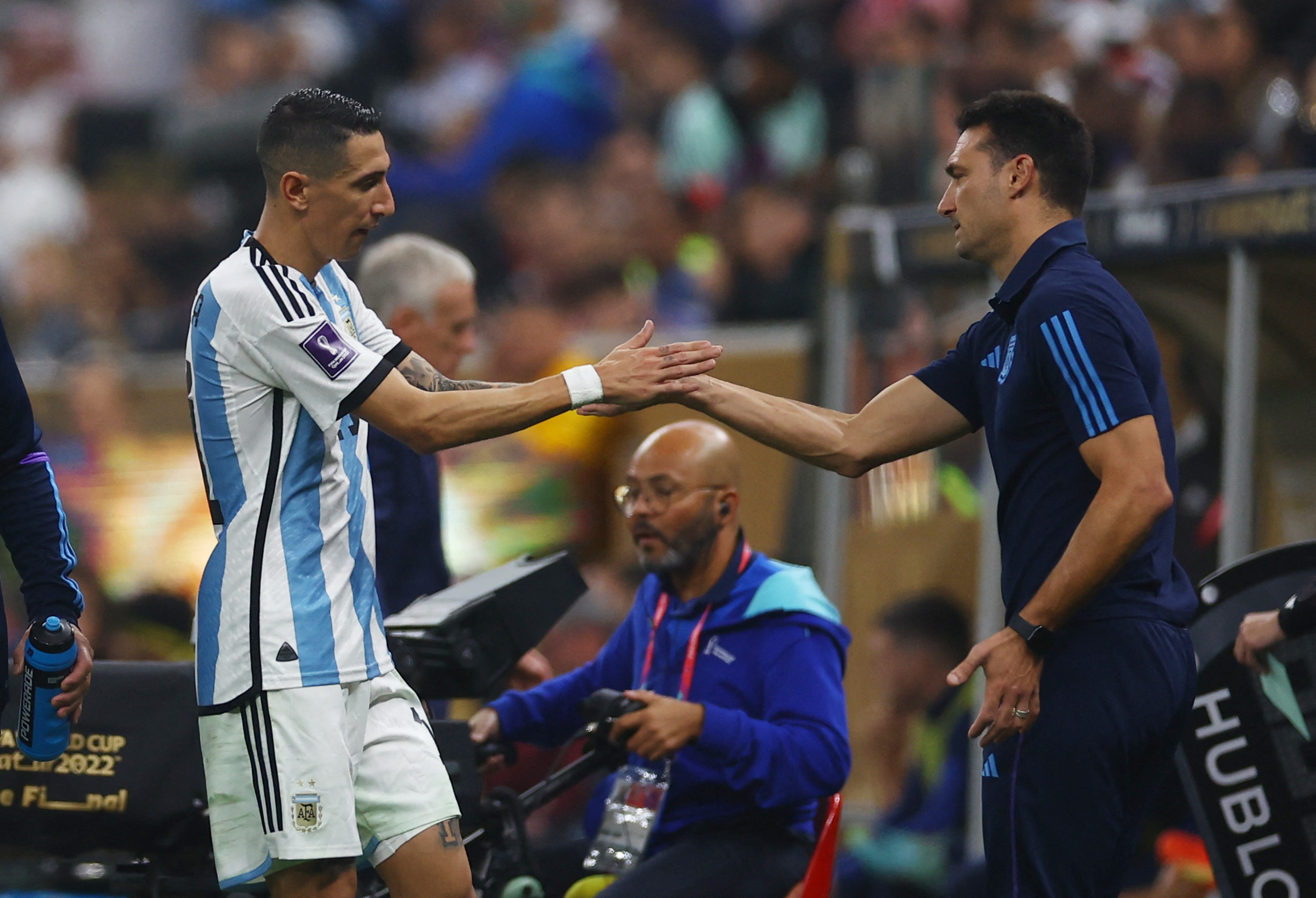 Scaloni y Di María en la final entre Argentina y Francia en Doha (REUTERS/Kai Pfaffenbach)