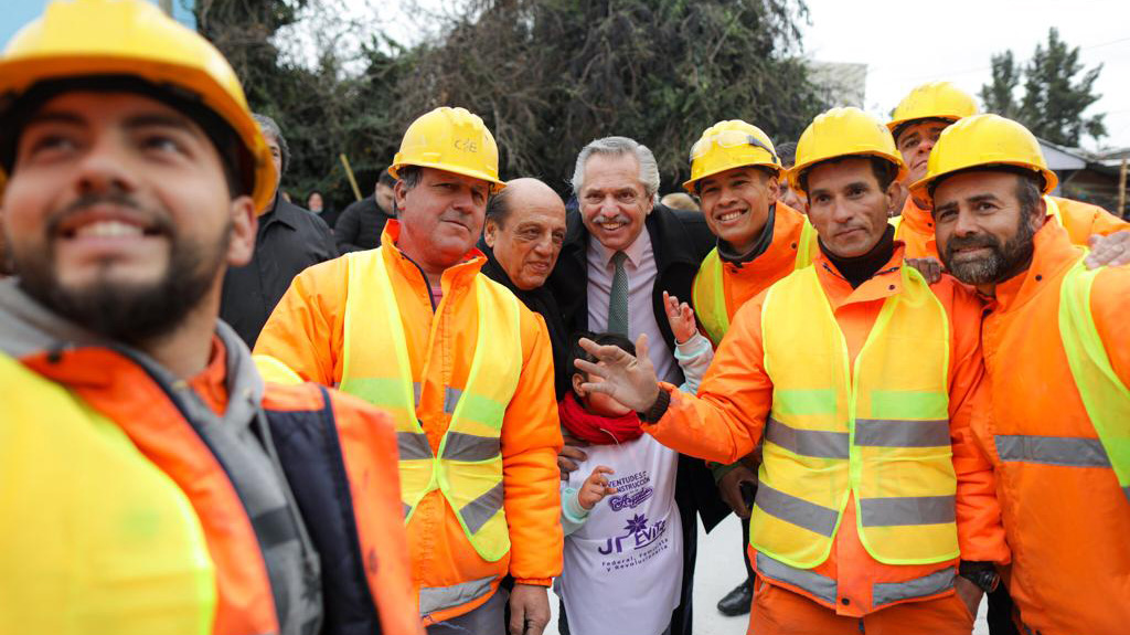 Alberto Fernández se fotografió con obreros del gremio de la construcción durante una recorrida por Berazategui