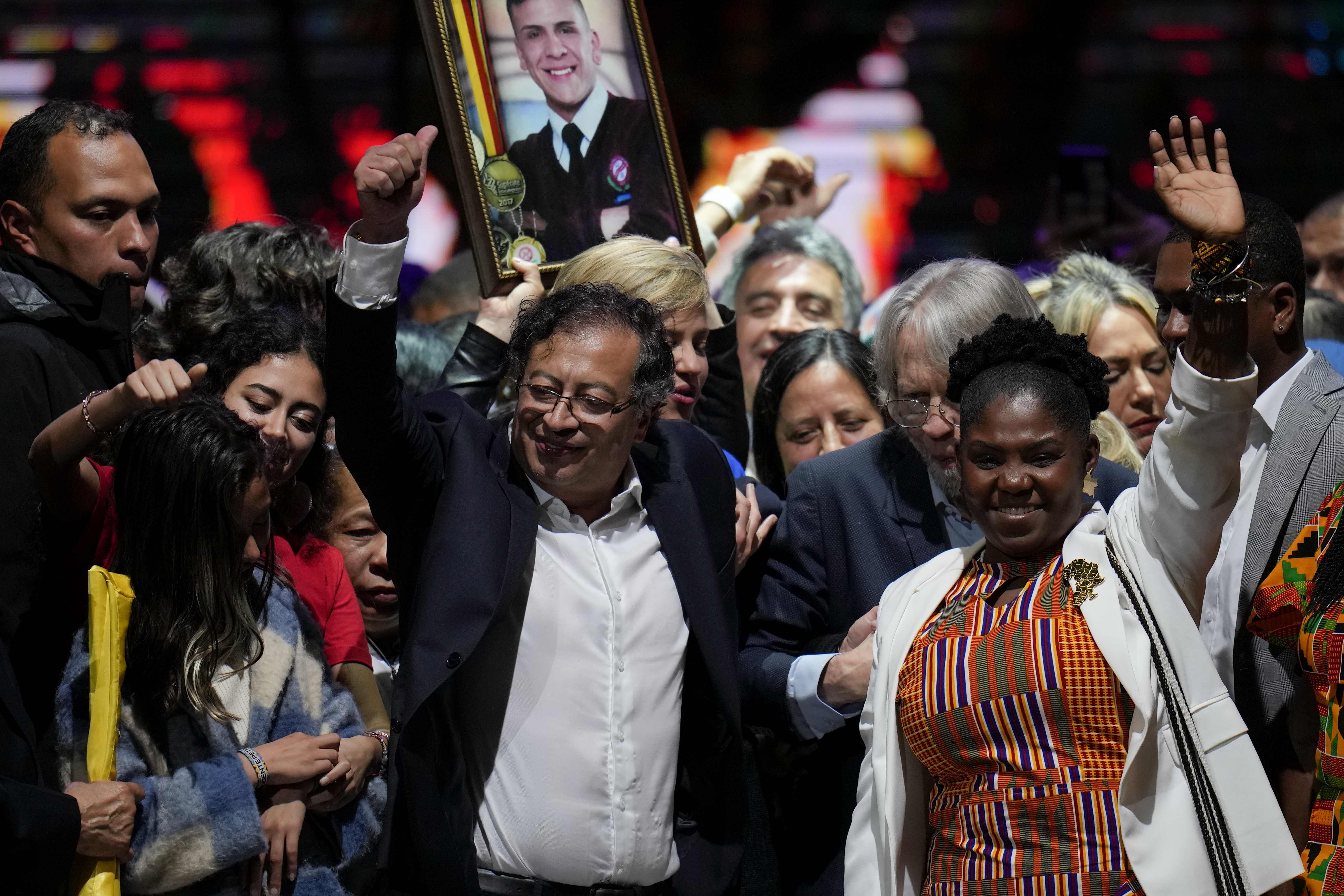 Gustavo Pero y Francia Márquez, en el Movistar Arena, luego de haber sido elegidos en las urnas, el 19 de junio de 2022, como el presidente y la vicepresidenta de Colombia. (AP Photo/Fernando Vergara)