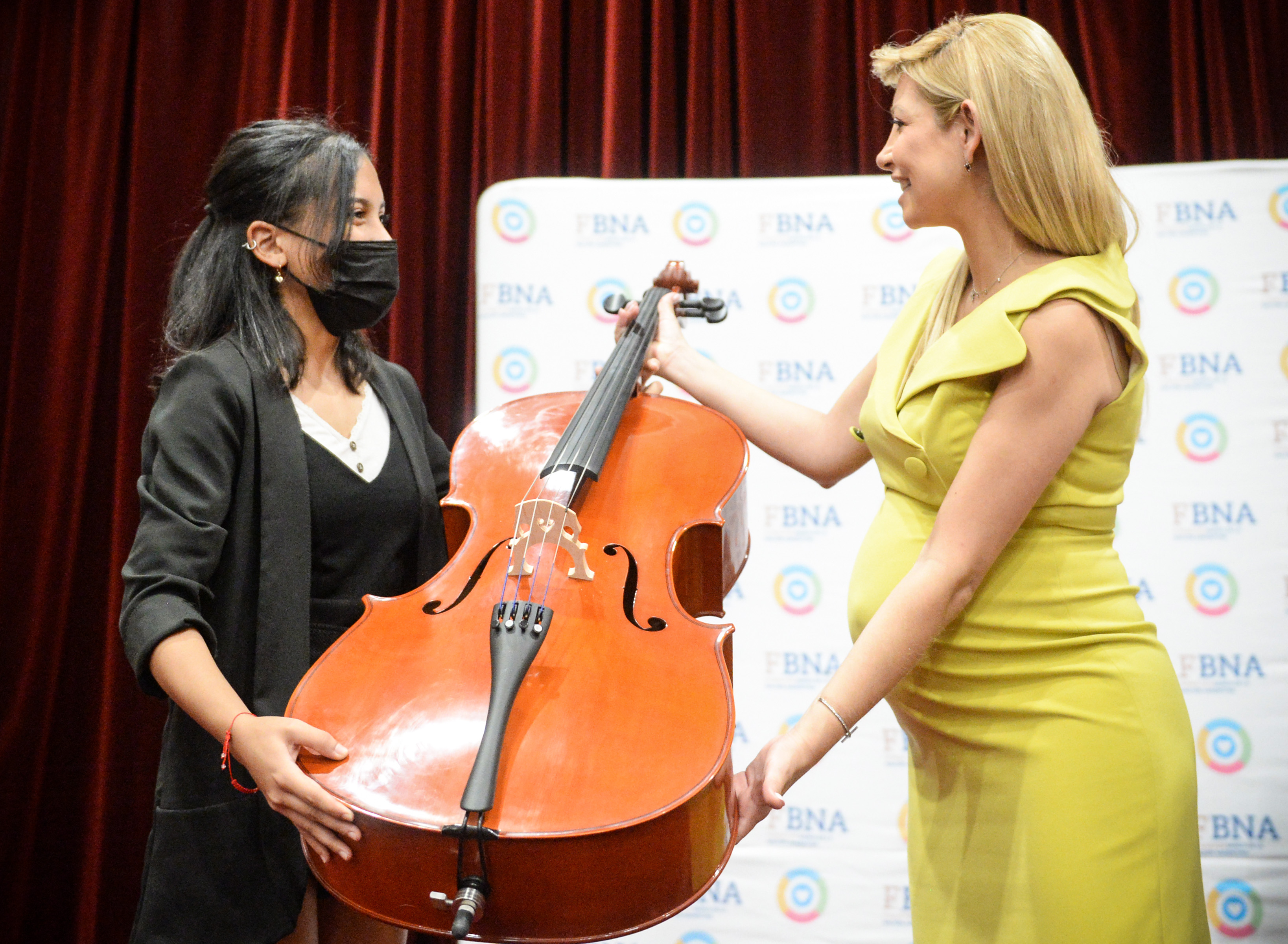 Fabiola Yáñez entregó instrumentos musicales y becas a jóvenes, en calidad de presidenta honoraria de la Fundacion Banco Nación
