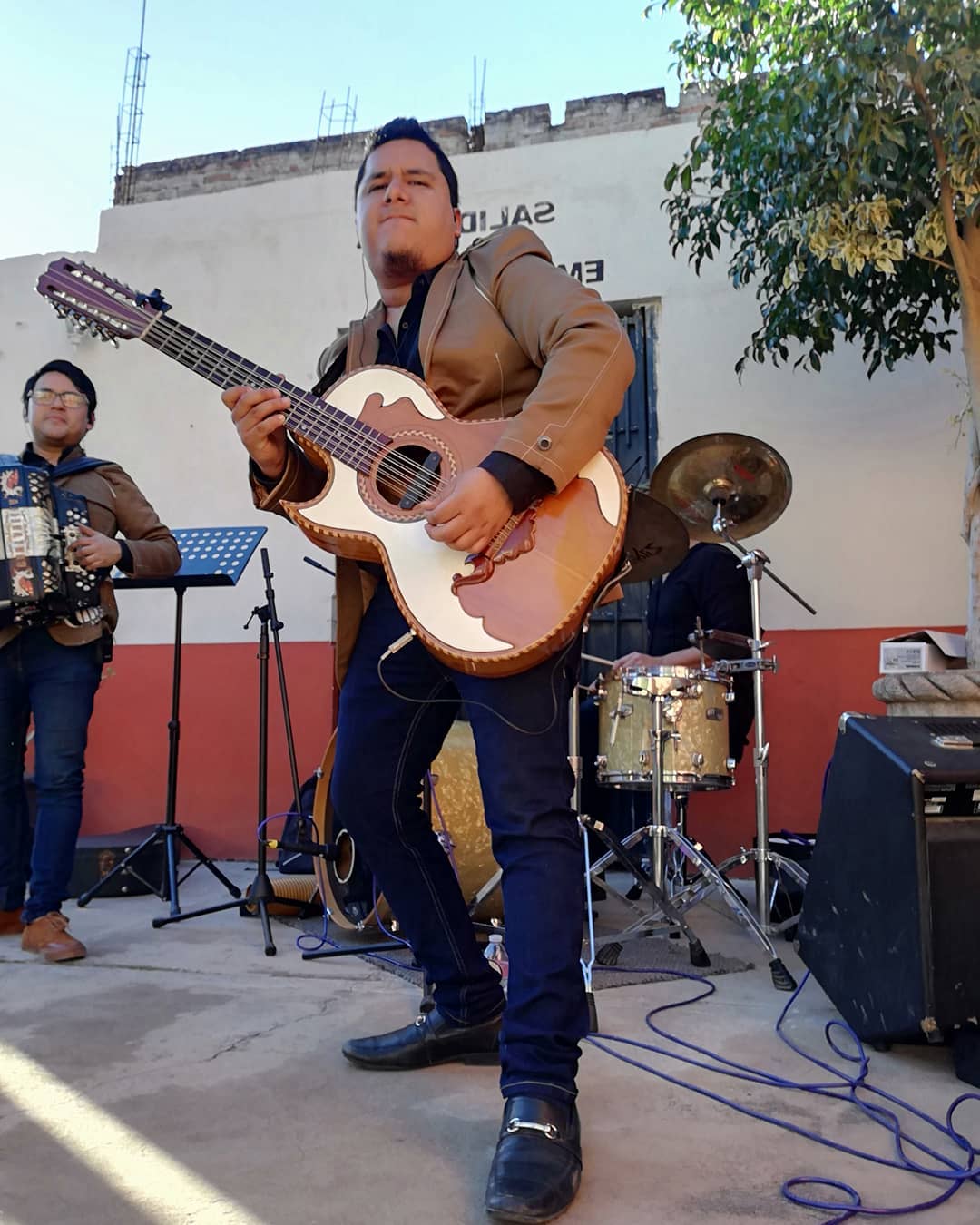 Cervantes también tocaba en el grupo Los Sicilianos (Foto: Instagram/@abramcervantes)