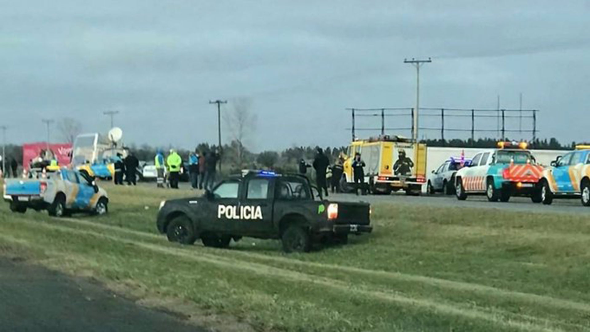 Por motivos que se tratan de esclarecer, el auto se cruzó de carril e impactó de frente contra un micro que se dirigía a la Costa Atlántica