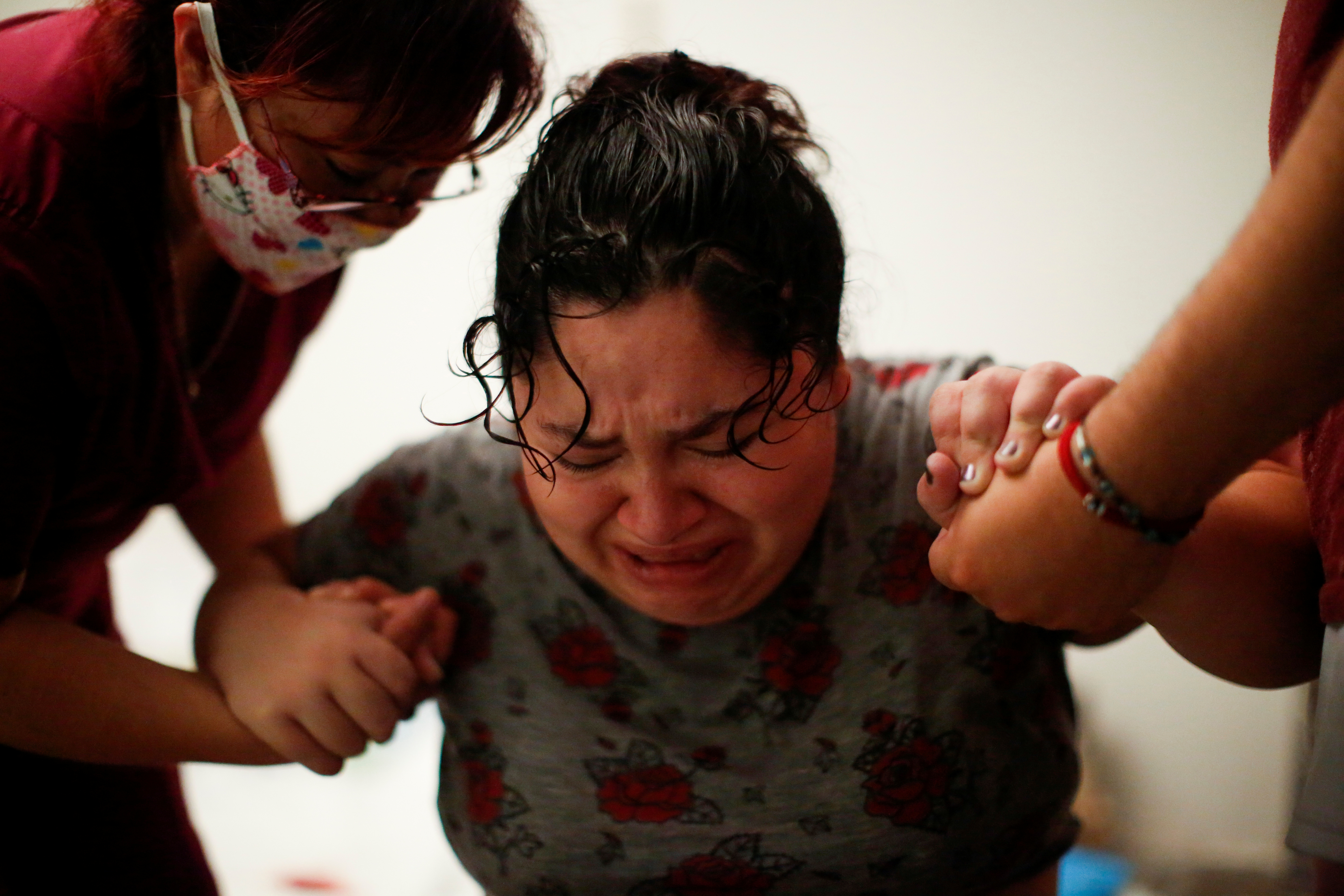 Karla López Rangel recibe el apoyo de su partera Luz Carrera López y su esposo Miguel Flores Torres mientras experimenta una contracción Foto: REUTERS / Gustavo Graf.