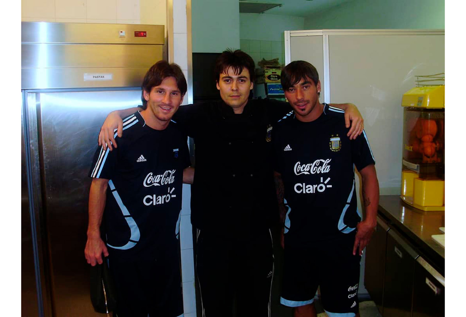 Ricardo Ortiz junto a Lionel Messi y Ezequiel Lavezzi (@ricardodelrojook)