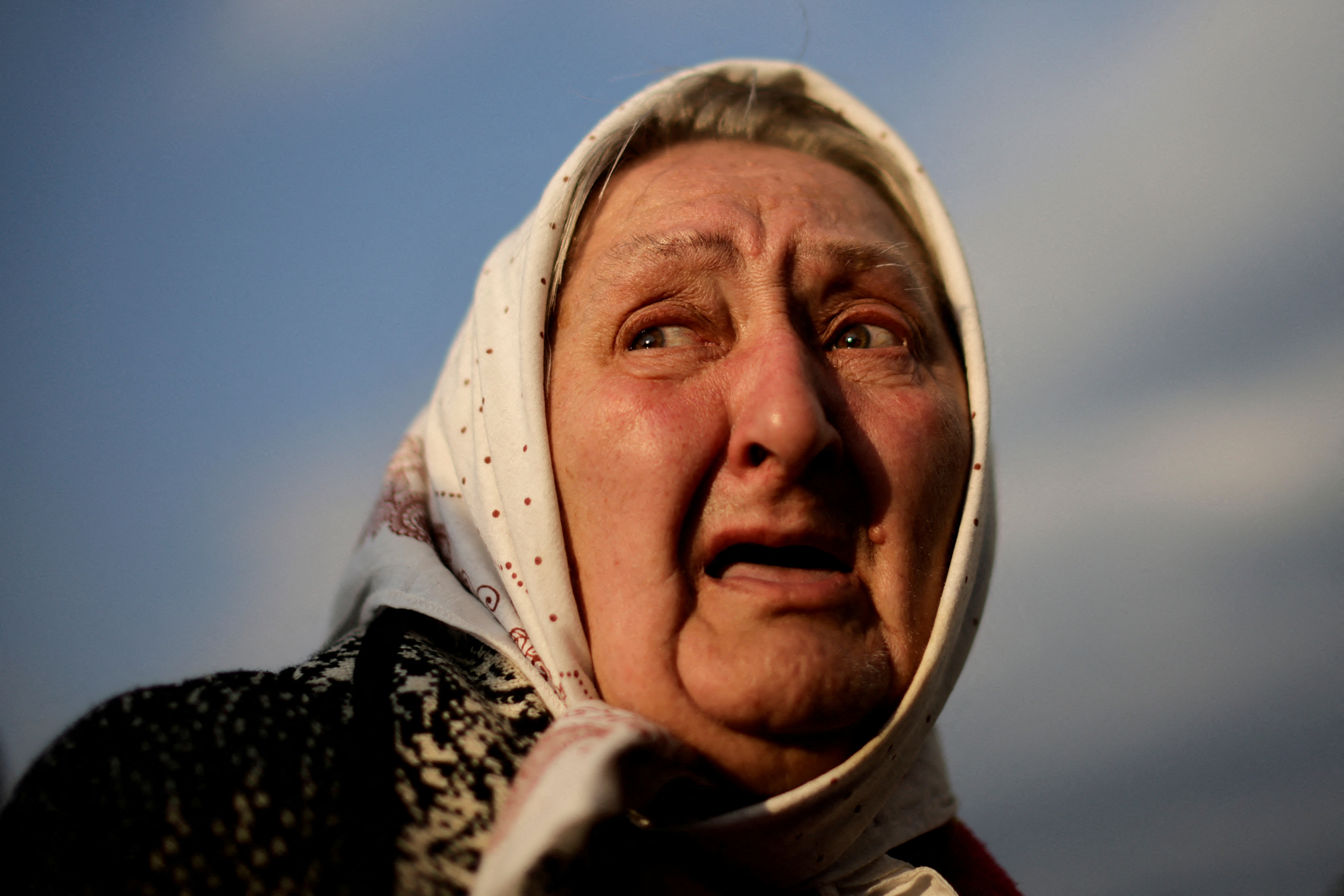 La cara de sufriminto de una refugiada ucrania, que huyó de Mariupol a Zaporizhzhia