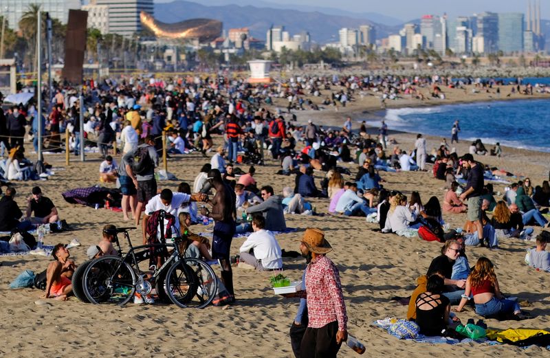 La playa de la Barceloneta llena de gente en Barcelona, España. (REUTERS/Nacho Doce)