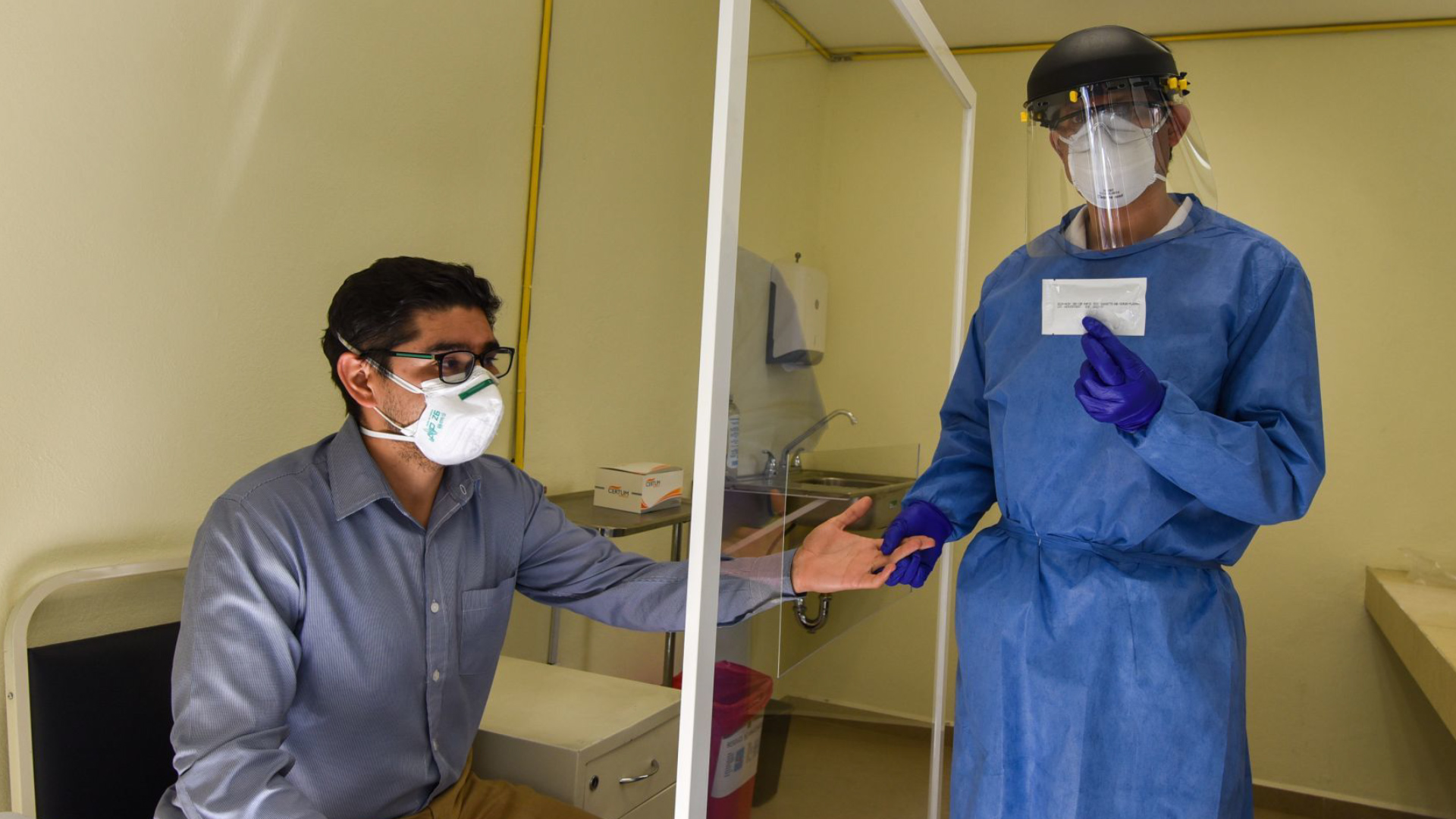 Con solo una gota de sangre realizan pruebas rápidas contra coronavirus en la UAEMex