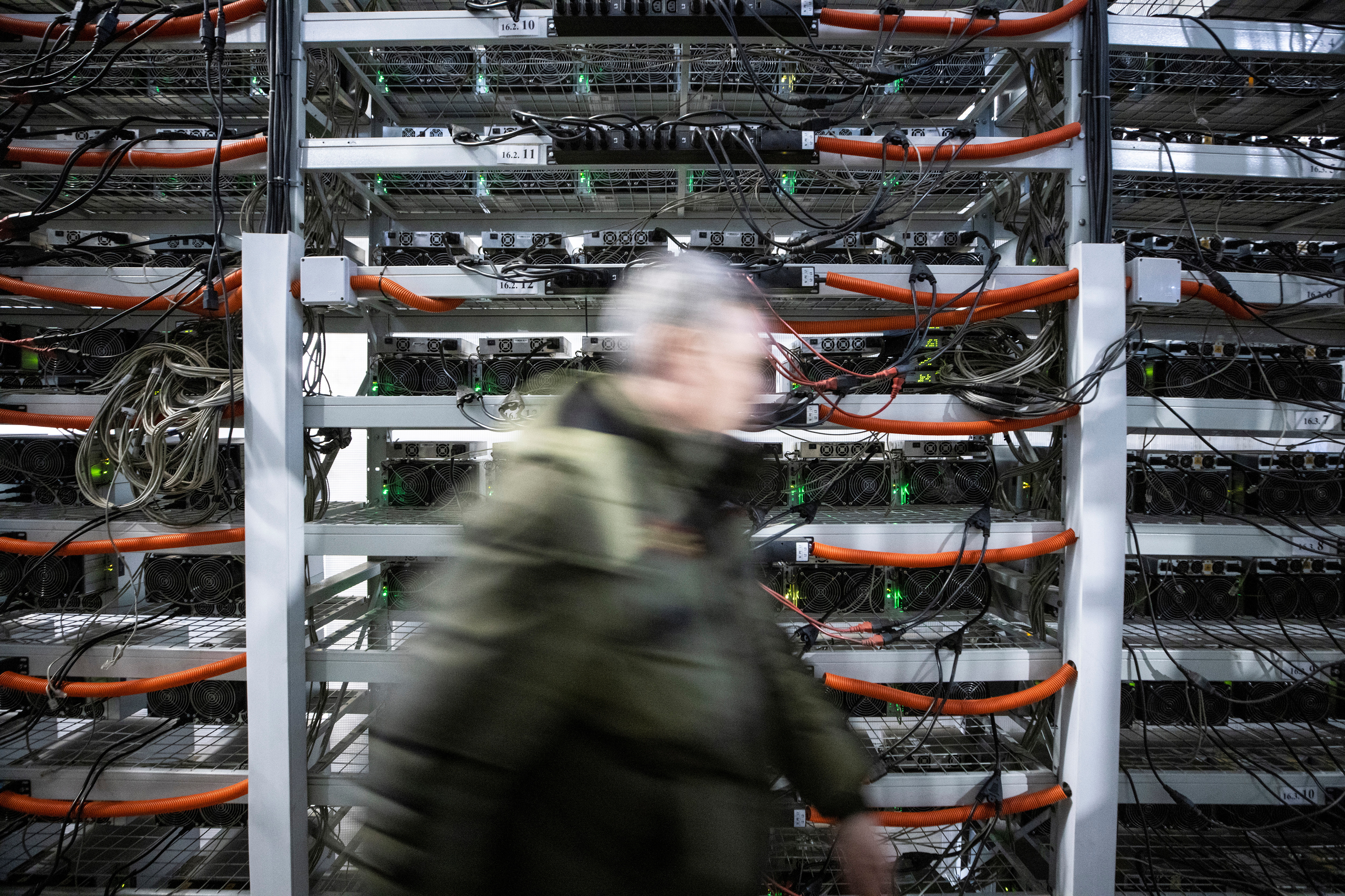 Una imagen del centro de datos de la empresa BitRiver que proporciona servicios para la minería de criptomonedas en la ciudad de Bratsk en la región de Irkutsk, Rusia, el 2 de marzo de 2021. (REUTERS/Maxim Shemetov)