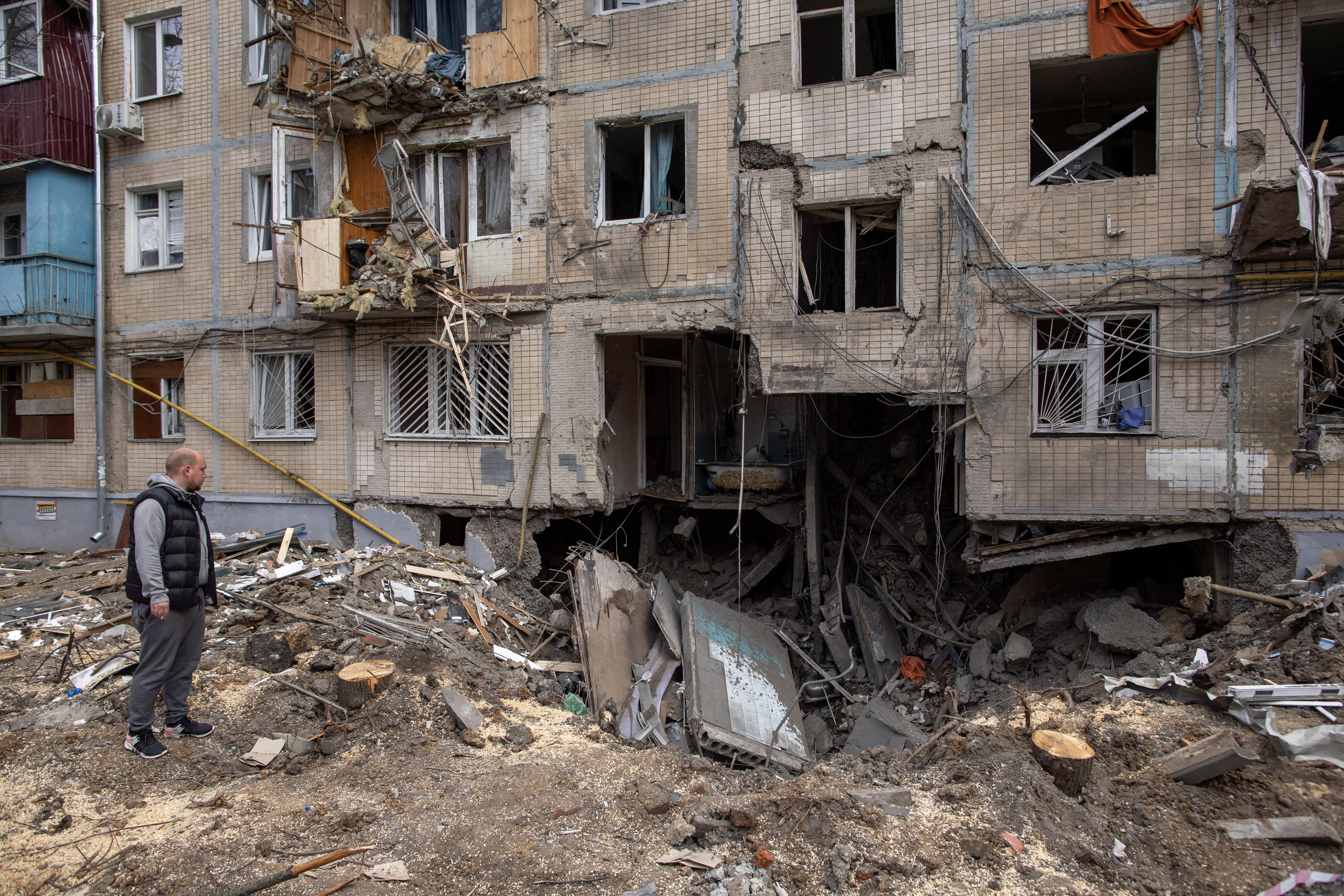 Un edificio destrozado tras ataques en la ciudad de Kharkiv
