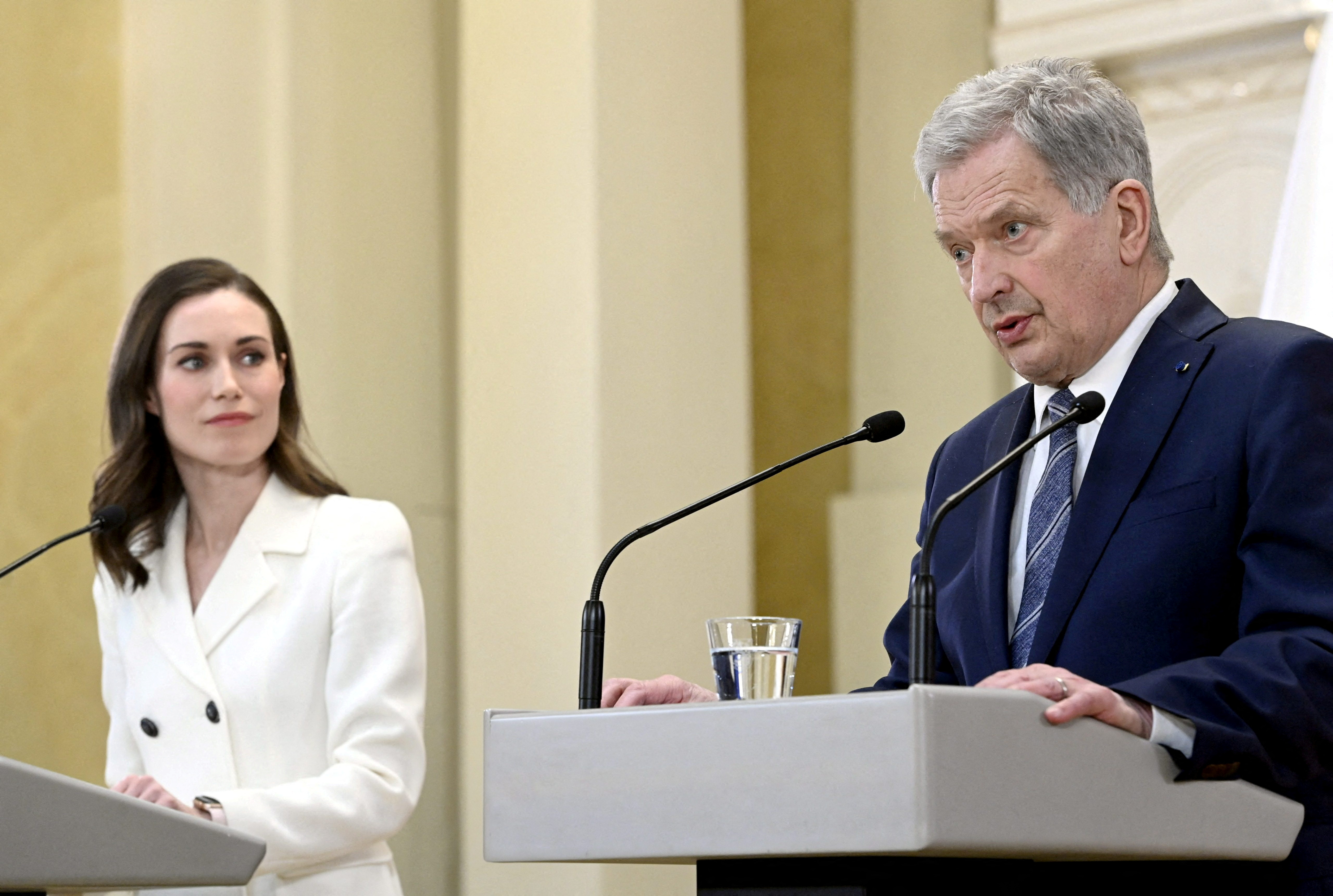 La primera ministra finlandesa Sanna Marin y el presidente finlandés Sauli Niinisto (Heikki Saukkomaa/ Lehtikuva/via REUTERS)