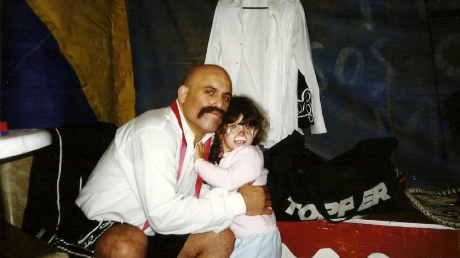 Rocío with his father, El Bicho Gómez, at the circus when the actor performed Mariachi Loco