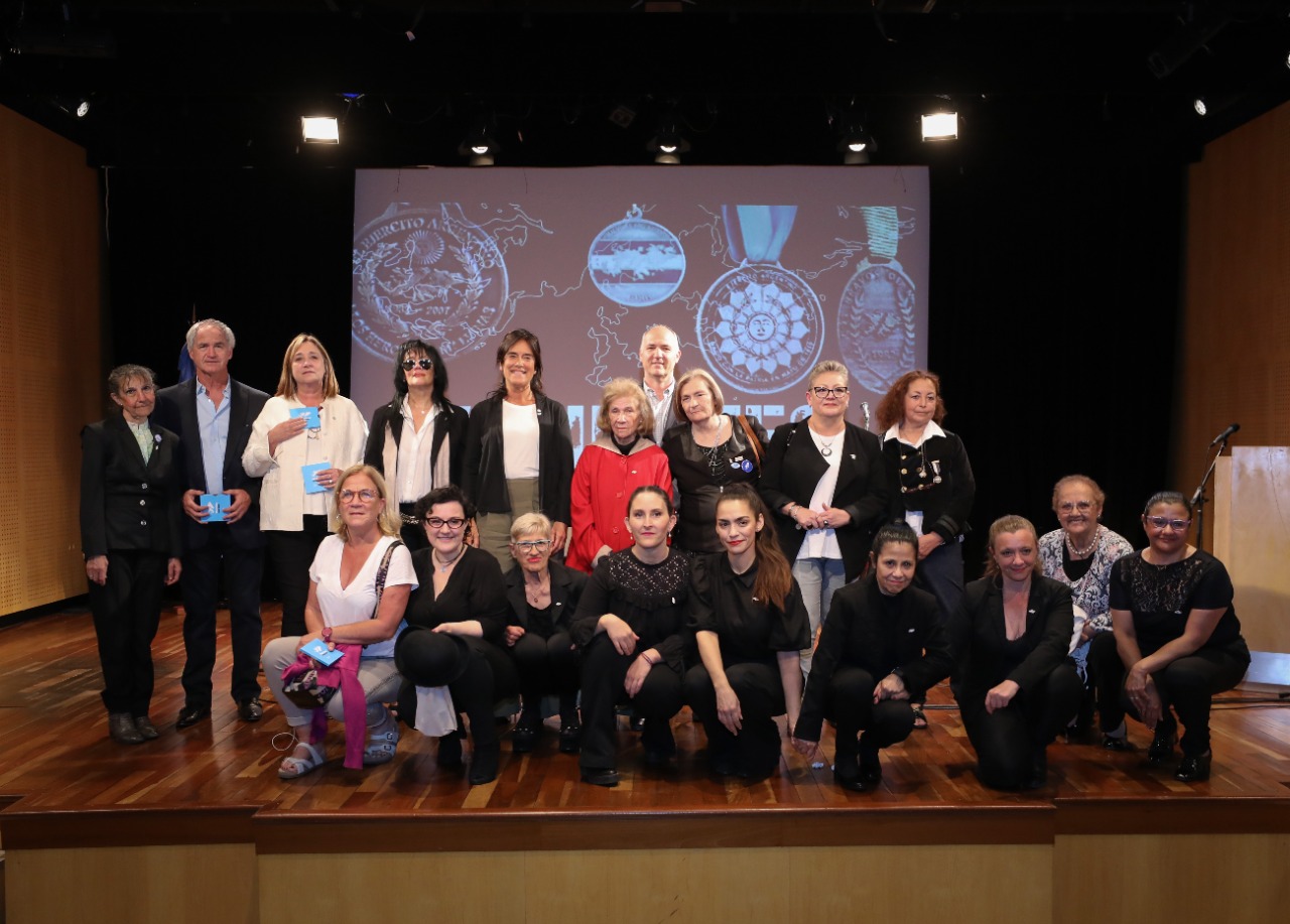 Un final de lujo. Las protagonistas y las actrices, junto a Ivy Perrando y el embajador Carmona (Crédito Cancillería Argentina)