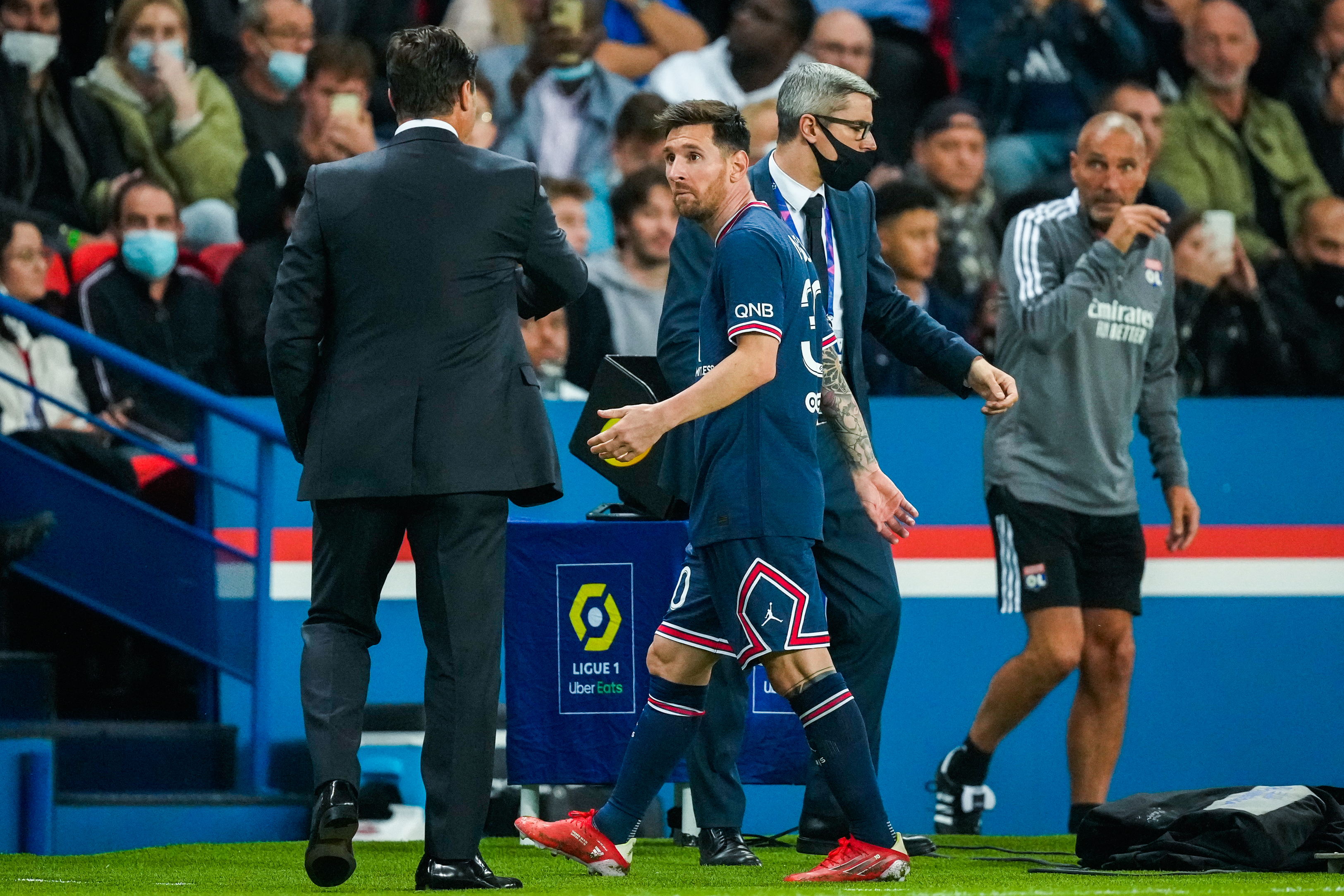 El momento en el que Pochettino se le acerca a Messi para saludarlo y se adivina el gesto en el rostro del N° 30 (Getty Images)