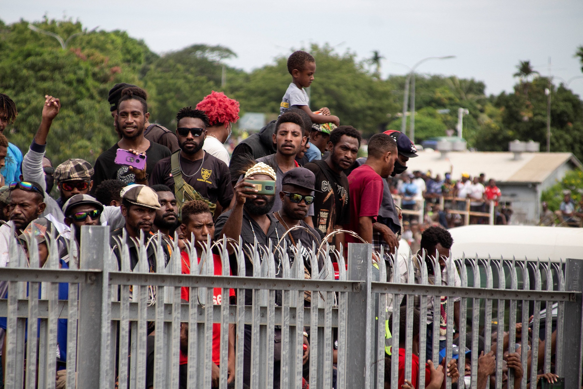 Una multitud reunida el pasado fin de semana en Papua Nueva Guinea, sin distanciamiento ni mascarillas (AFP)