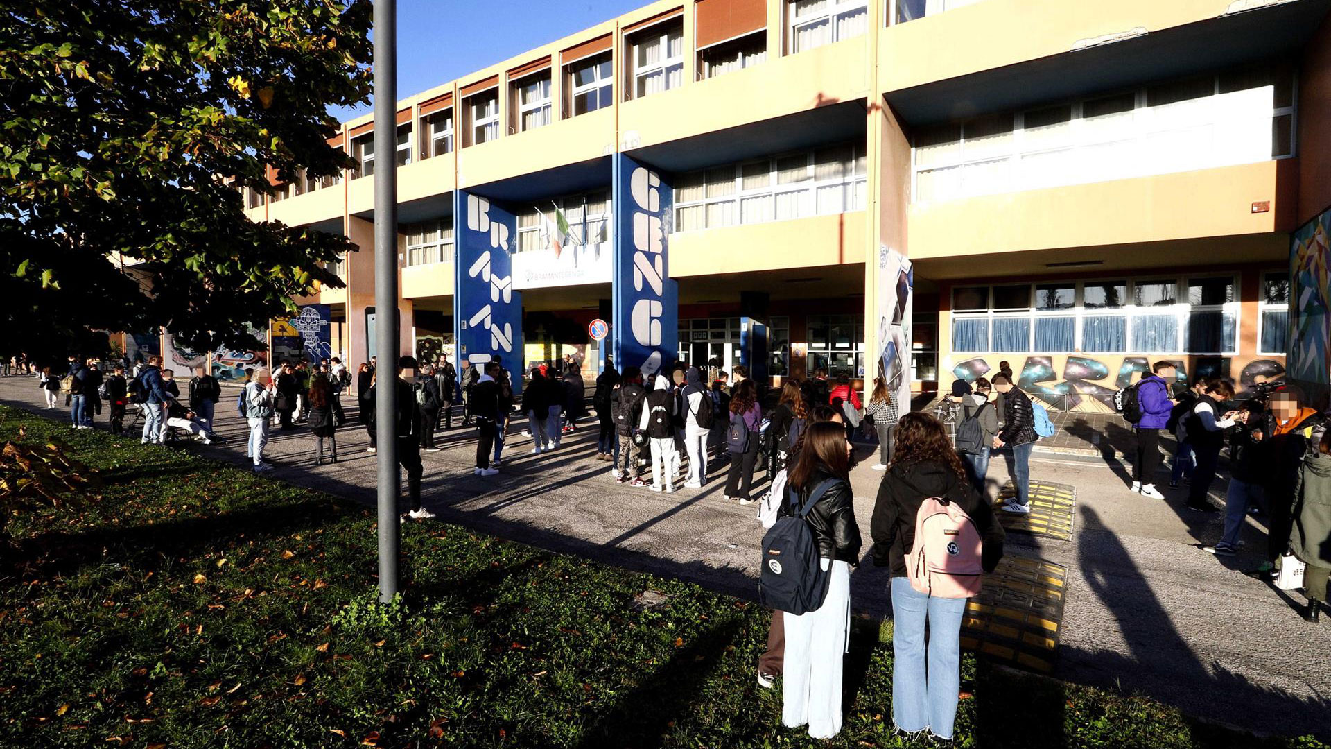 Profesores y alumnos se levantan después de salir de las aulas tras un terremoto en Pesaro, Italia, el 09 de noviembre de 2022 (EFE/EPA/DAVIDE GENNARI)