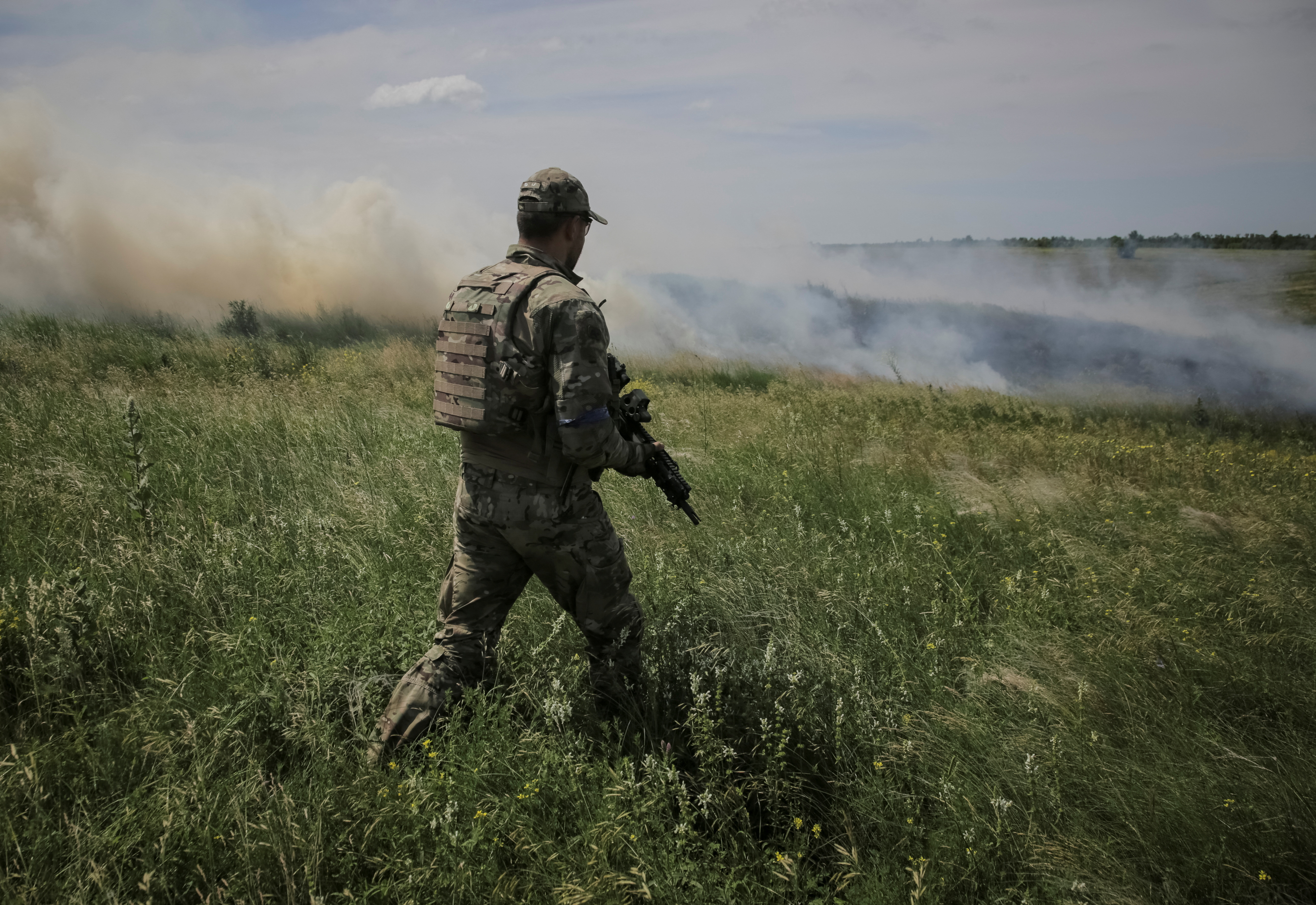Un soldado ucraniano en la línea del frente (REUTERS/Oleksandr Ratushniak)