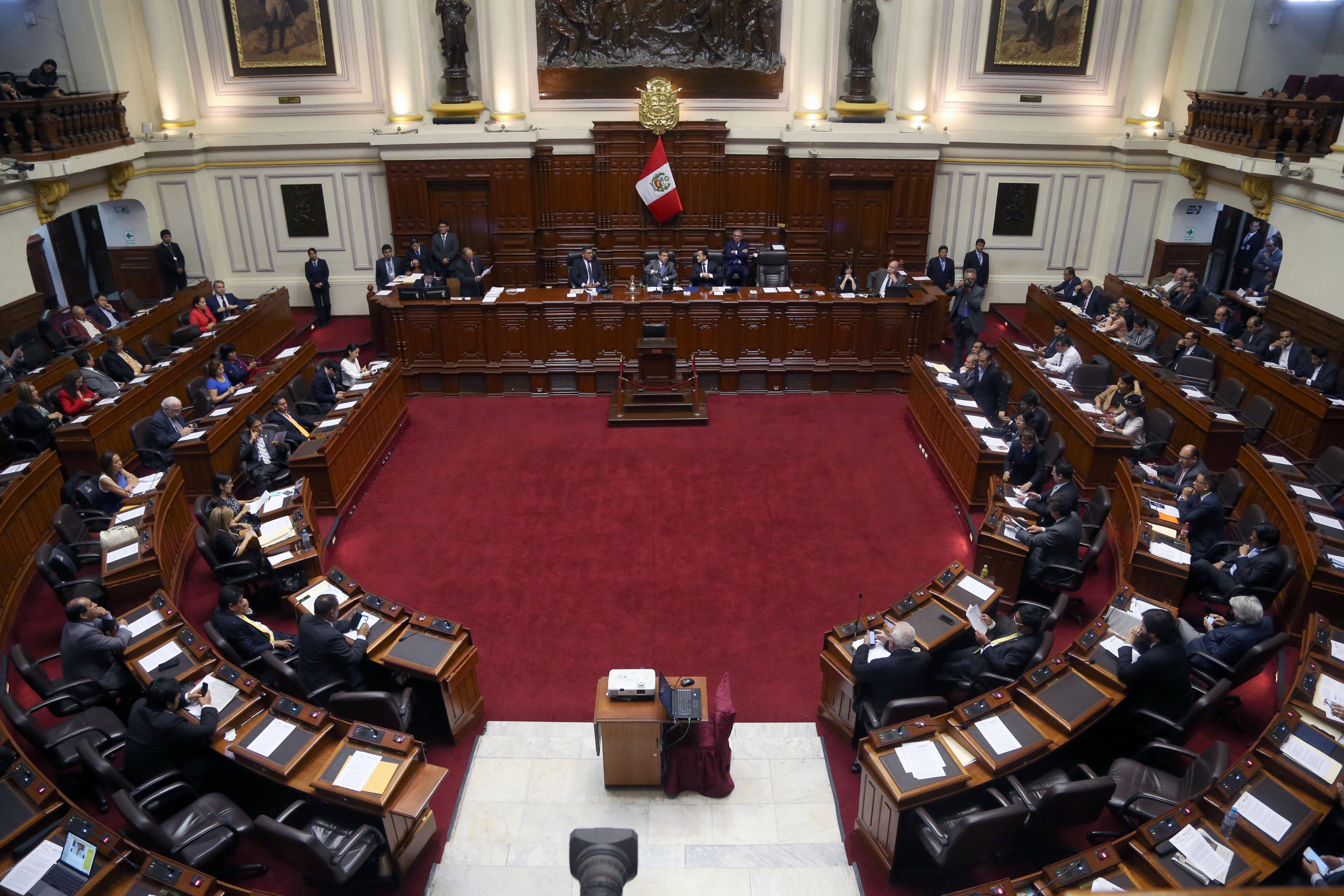 El Congreso de Perú ratificó una ley que limita las facultades del presidente