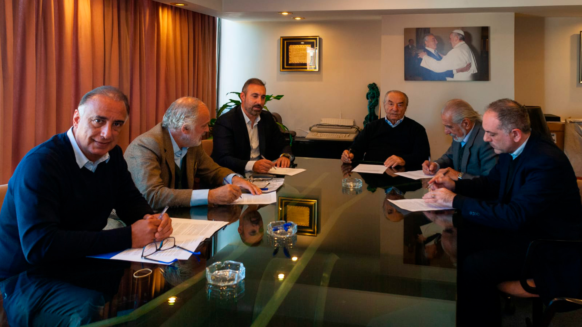 Armando Cavalieri y Carlos Pérez firmaron el intercambio conjunto