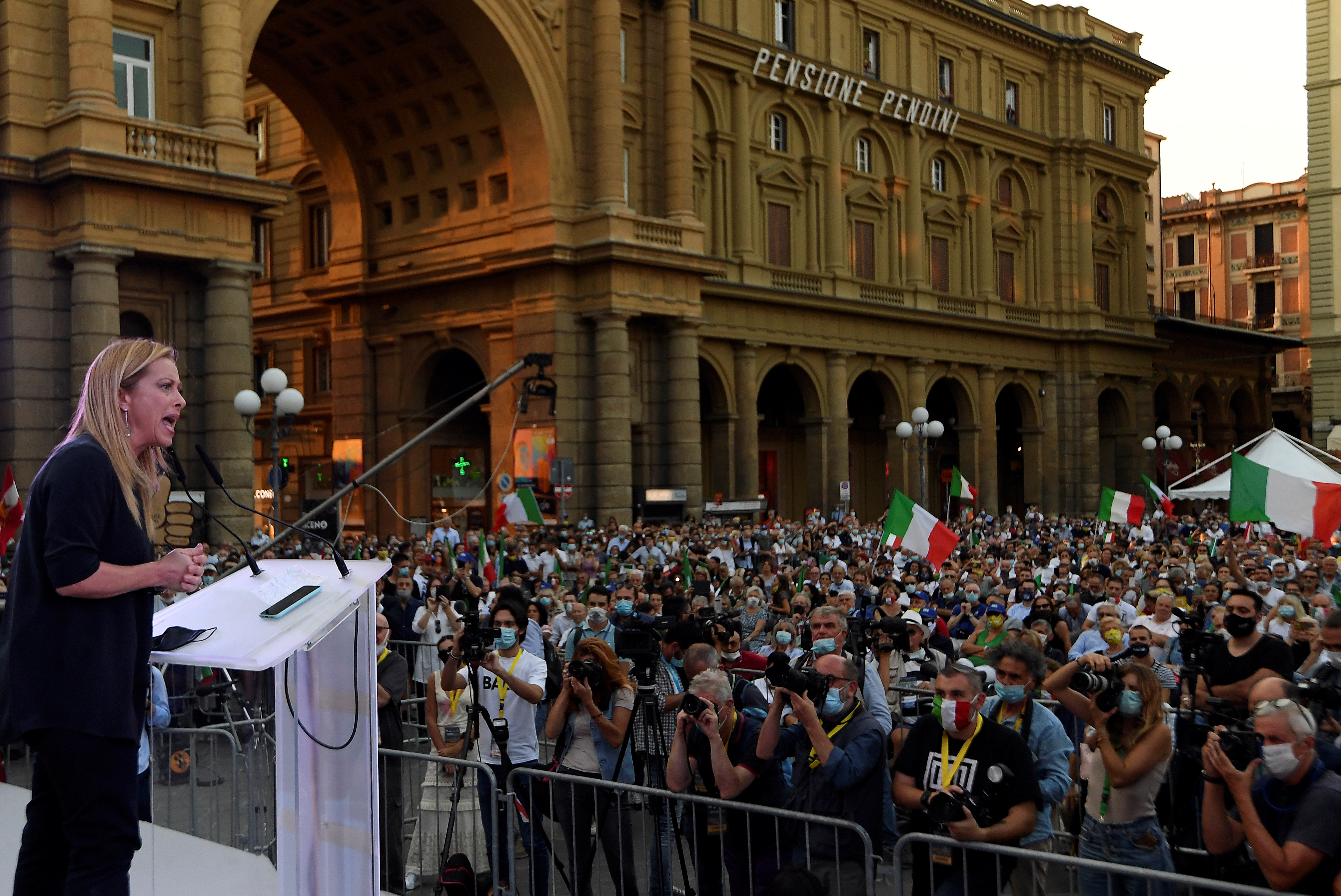Giorgia Meloni haciendo campaña junto a sus aliados de la ultraderecha en Florence. REUTERS/Alberto Lingria