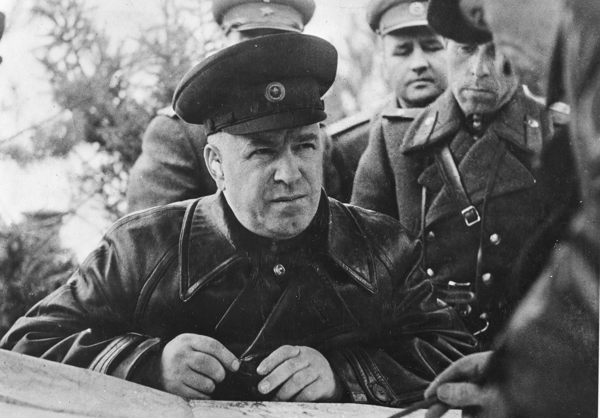 General Gueorgui Zhúkov (1896-1974) al frente de las tropas del Ejército Rojo (PhotoQuest/Getty Images)