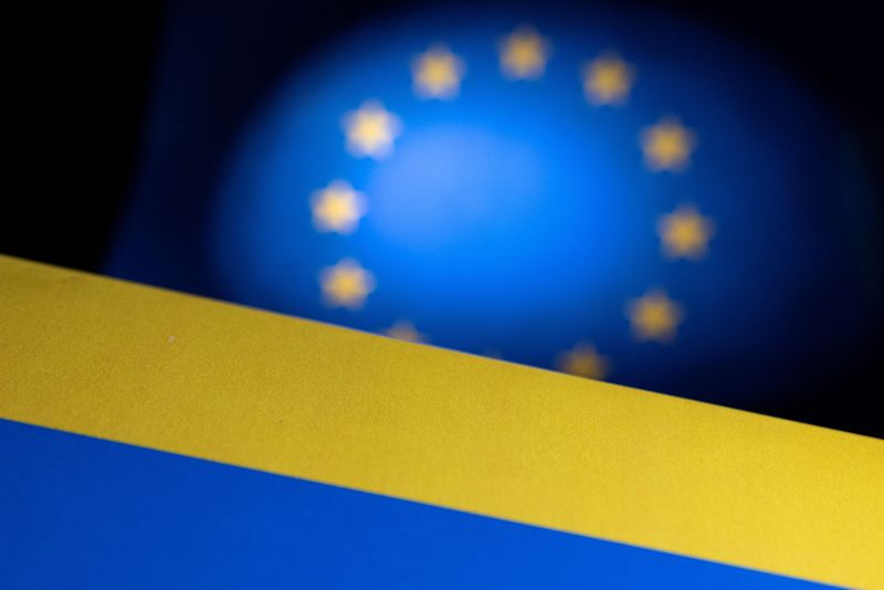 ZDJĘCIE PLIKU: flagi UE i Ukrainy na ilustracji wykonanej 23 czerwca 2022 r. REUTERS/Dado Ruvic/Ilustracje/Zdjęcie pliku