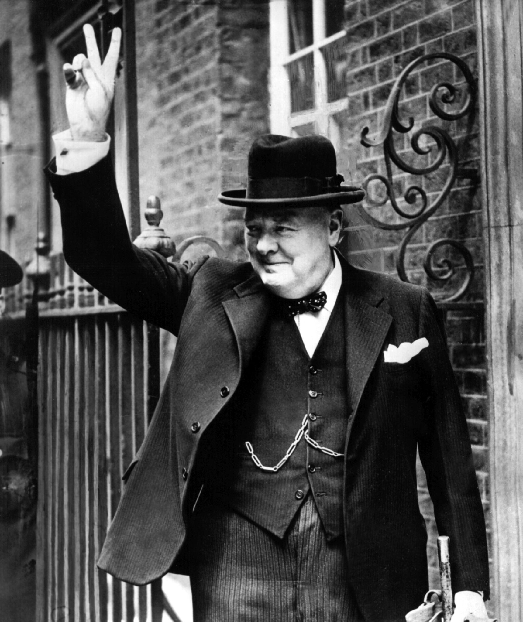 El primer ministro británico Winston Churchill muestra la V de victoria en 1943 frente a Downing Street 10, la residencia del jefe de Gobierno en Londres (Handout/DPA)