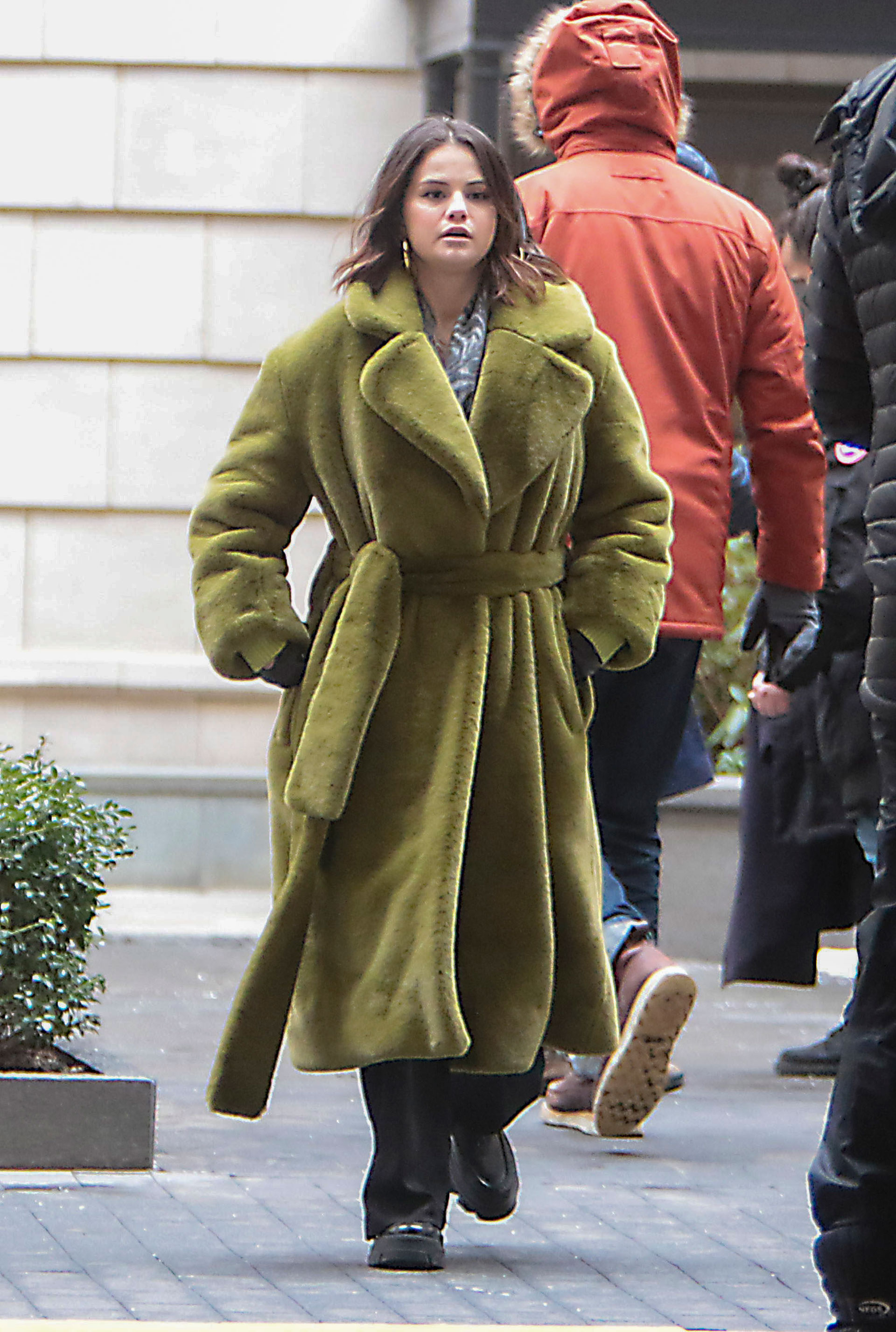 Selena Gomez fue vista detrás de escena durante el rodaje de "Only Murders in the Building", cuyo set de filmación está ubicado en Nueva York. La actriz lucía un llamativo tapado verde de piel sintética