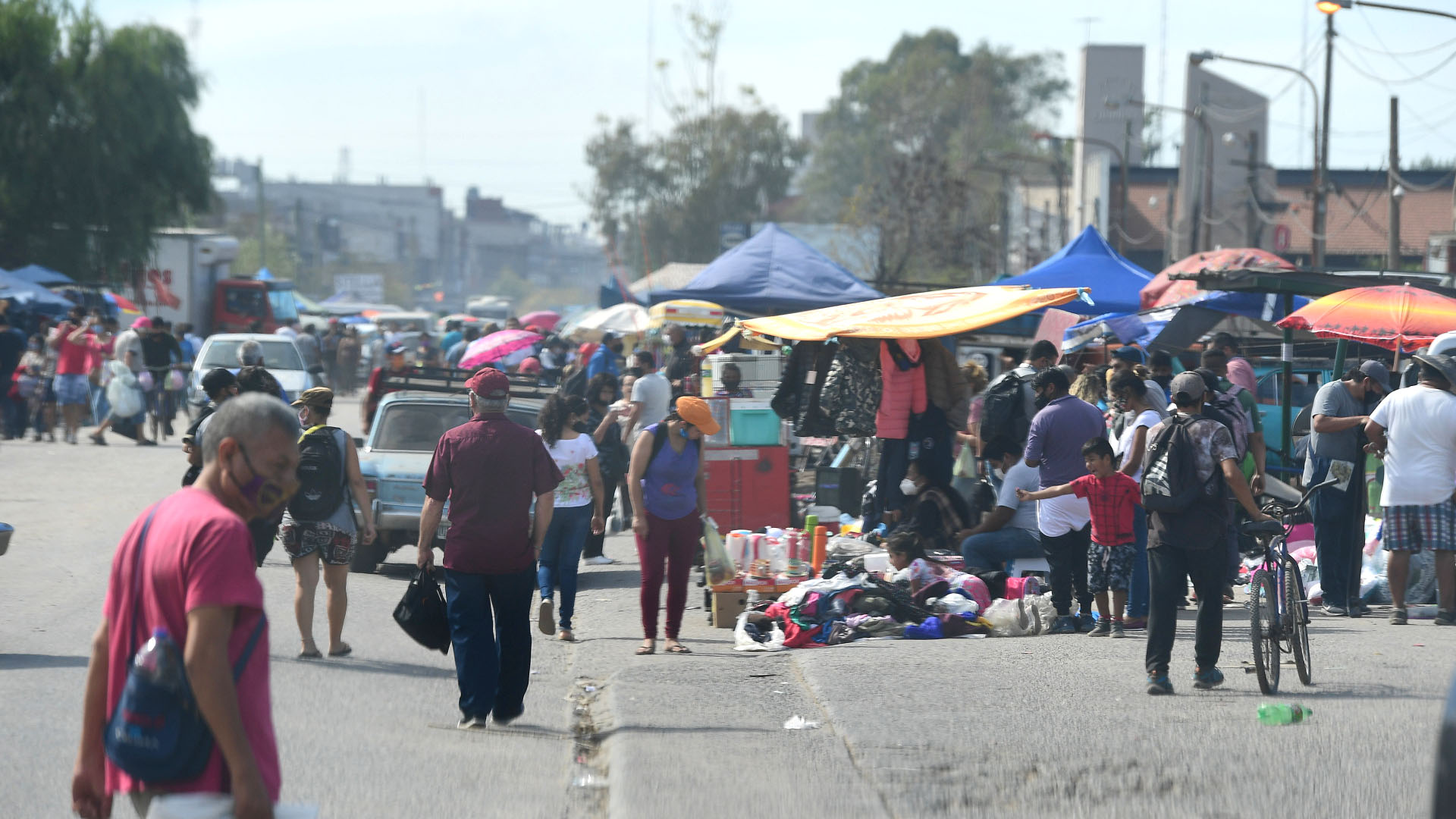 Las ferias en el gran Buenos Aires, una estampa de sectores donde los cierres y restricciones no terminan siendo cumplidos de manera absoluta (Maximiliano Luna)