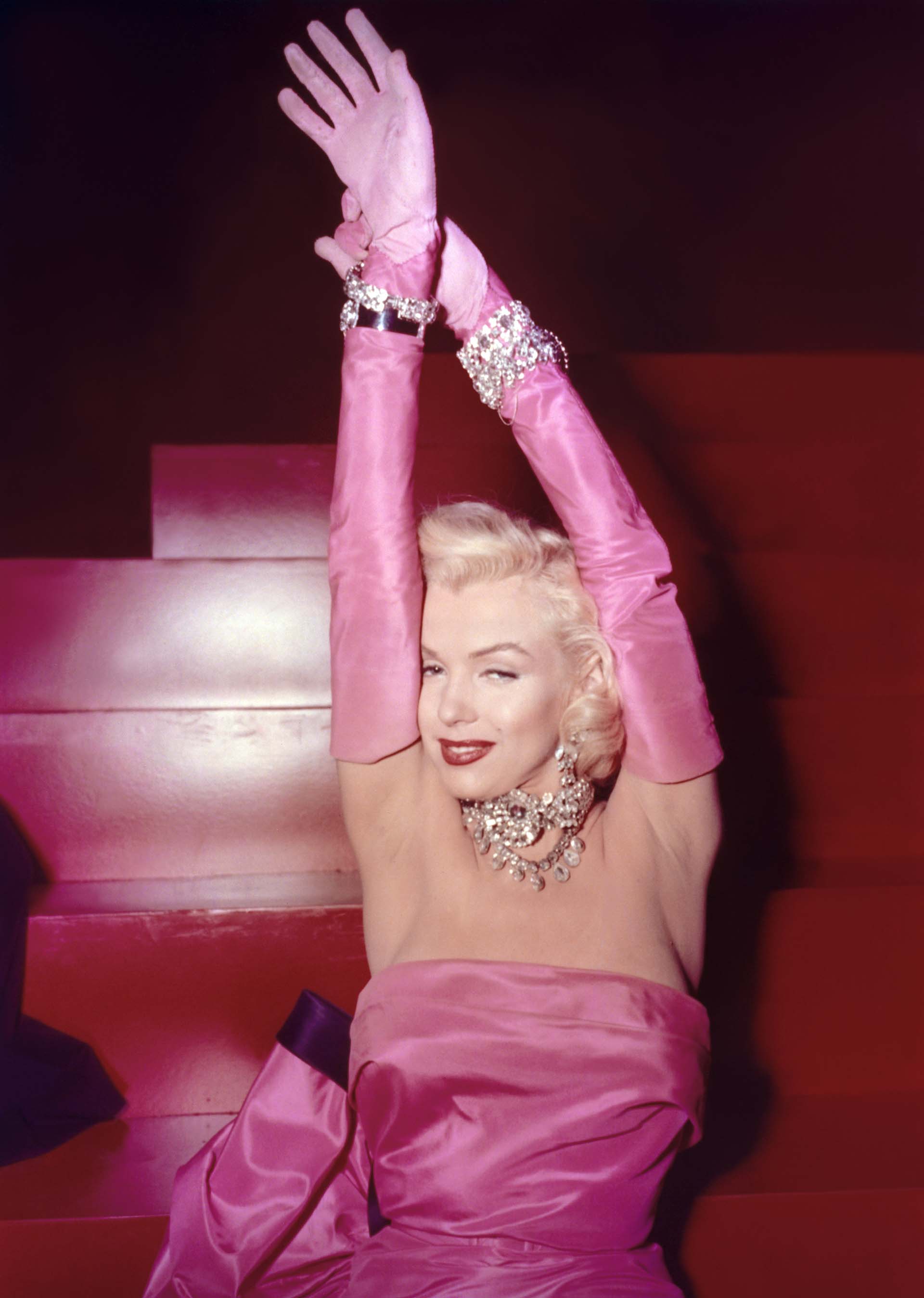 Marilyn Monroe provocó que todas las mujeres quisieran tener un vestido rosa aproximadamente seis años antes de que se lanzara la primera muñeca Barbie con su característico logo rosa con blanco.   (Foto: Sunset Boulevard/Corbis via Getty Images)