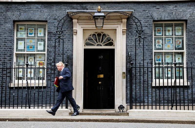 El primer ministro británico, Boris Johnson, sale del número 10 de Downing Street para responder a las preguntas del Parlamento, en Londres (REUTERS/John Sibley)