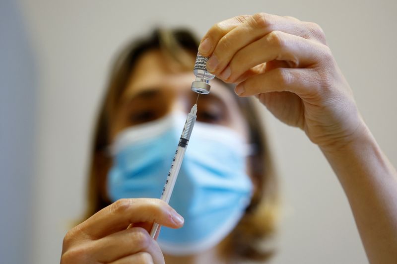 FOTO DE ARCHIVO. Imagen referencial de una sanitaria preparando una dosis de la vacuna "Cominarty" Pfizer-Bivalente contra la enfermedad por coronavirus (COVID-19) en un centro de vacunación en Niza, Francia. 7 de diciembre de 2022. REUTERS/Eric Gaillard