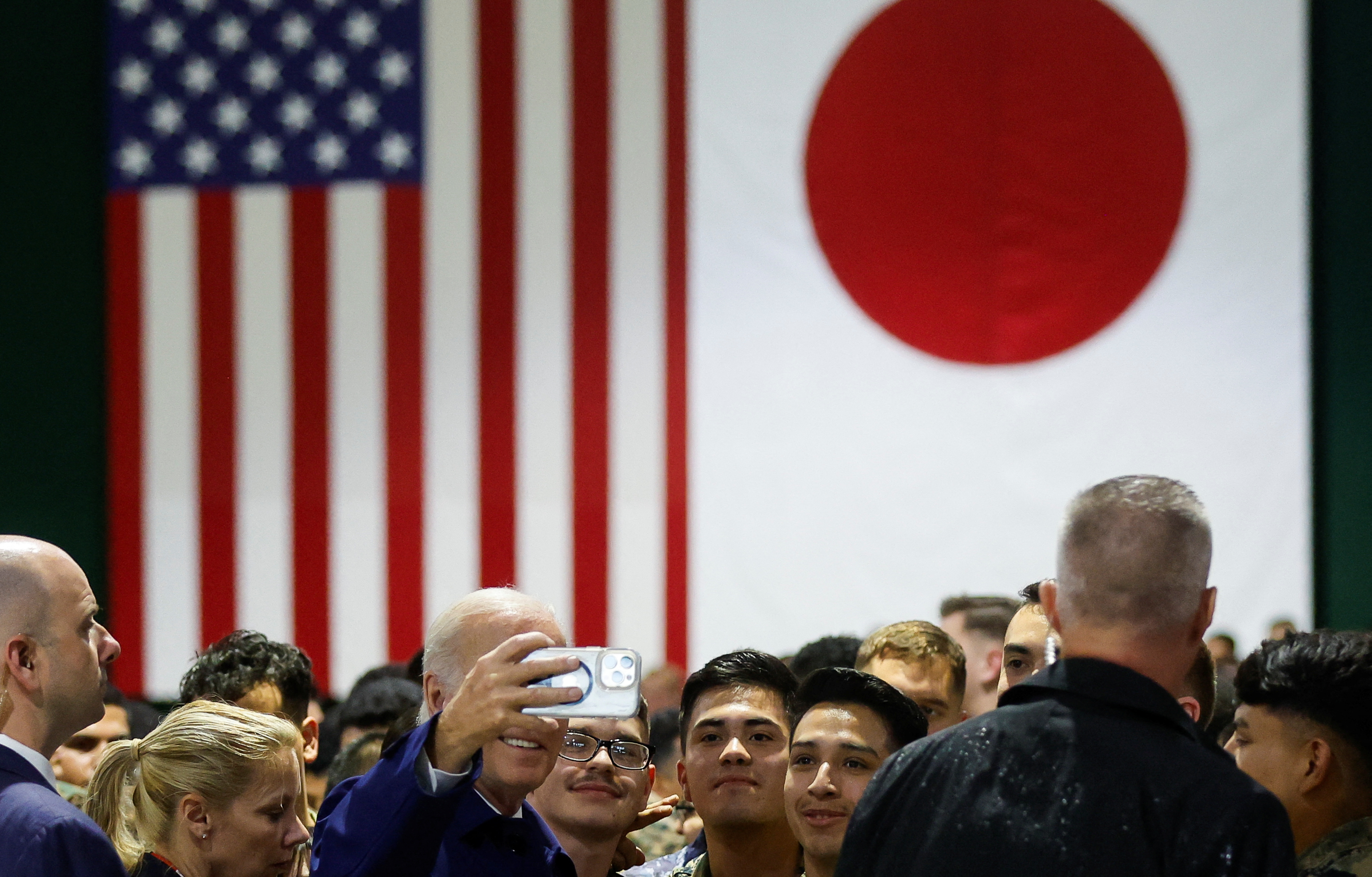 El presidente de Estados Unidos, Joe Biden, se toma un selfie con soldados en la Estación Aérea del Cuerpo de Marines de Estados Unidos Iwakuni, antes de la Cumbre del G7 en la cercana Hiroshima, en Iwakuni, Japón, 18 de mayo de 2023. REUTERS/Jonathan Ernst
