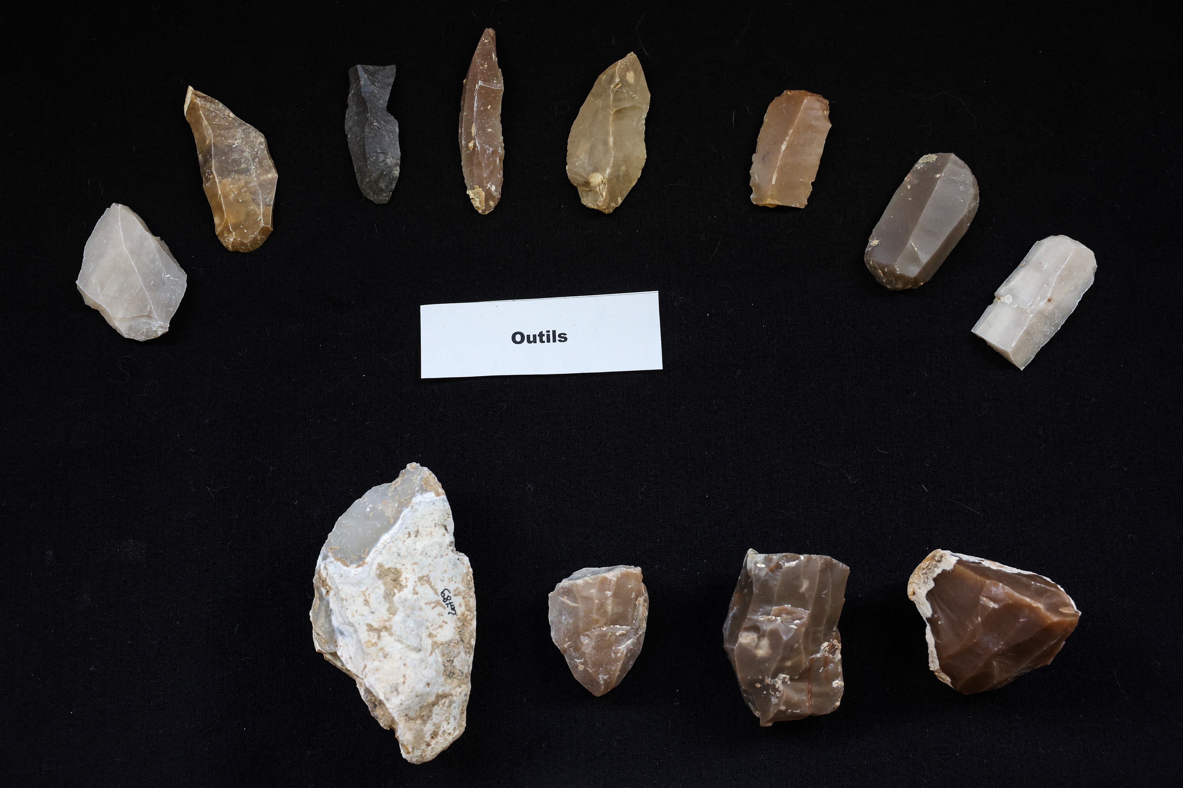 Elementos que datan del comienzo de la época de Magdelanian (-20,000 años) (Photo by Pascal GUYOT / AFP)