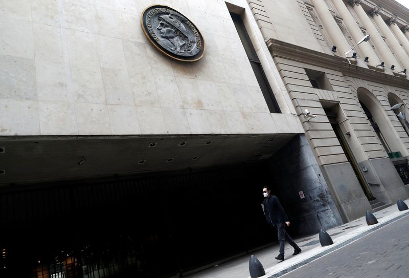 Entre los distintos activos que eligieron para reducir riesgo argentino y exponerse al del mercado internacional, los Certificados de Depósito Argentinos (Cedear) se destacaron como el segmento que más volumen atrajo (Reuters)
