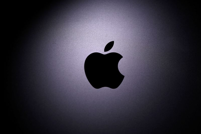 Appla retrasaría el lanzamiento del iPhone por la pandemia. (REUTERS/Dado Ruvic/Ilustración)