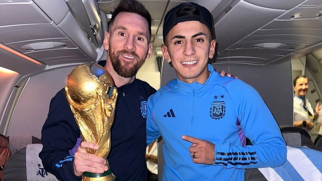 Thiago Almada junto a Lionel Messi y la Copa del Mundo (Instagram)