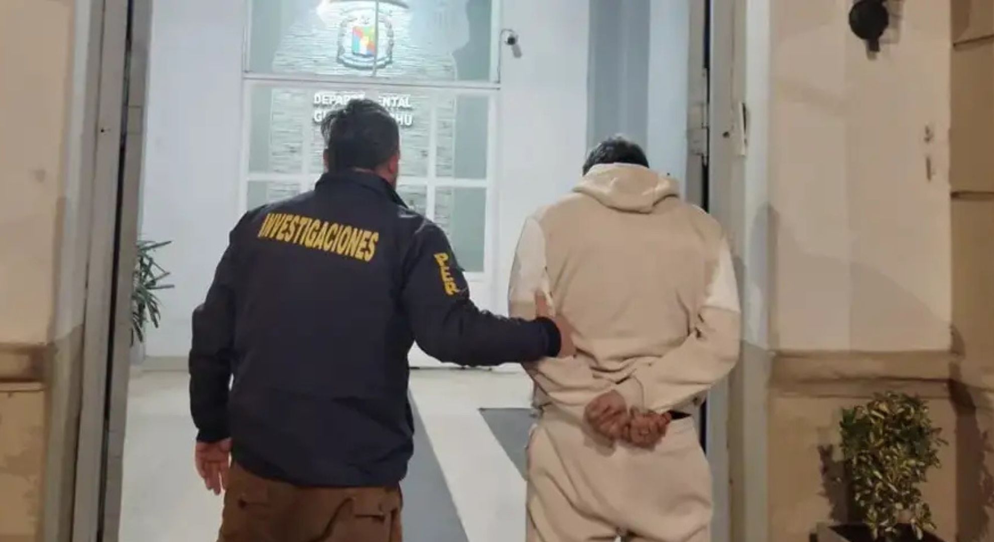 Estaba pr&oacute;fugo por un caso de abuso sexual, lo detuvieron en Entre R&iacute;os y le encontraron coca&iacute;na en la zapatilla