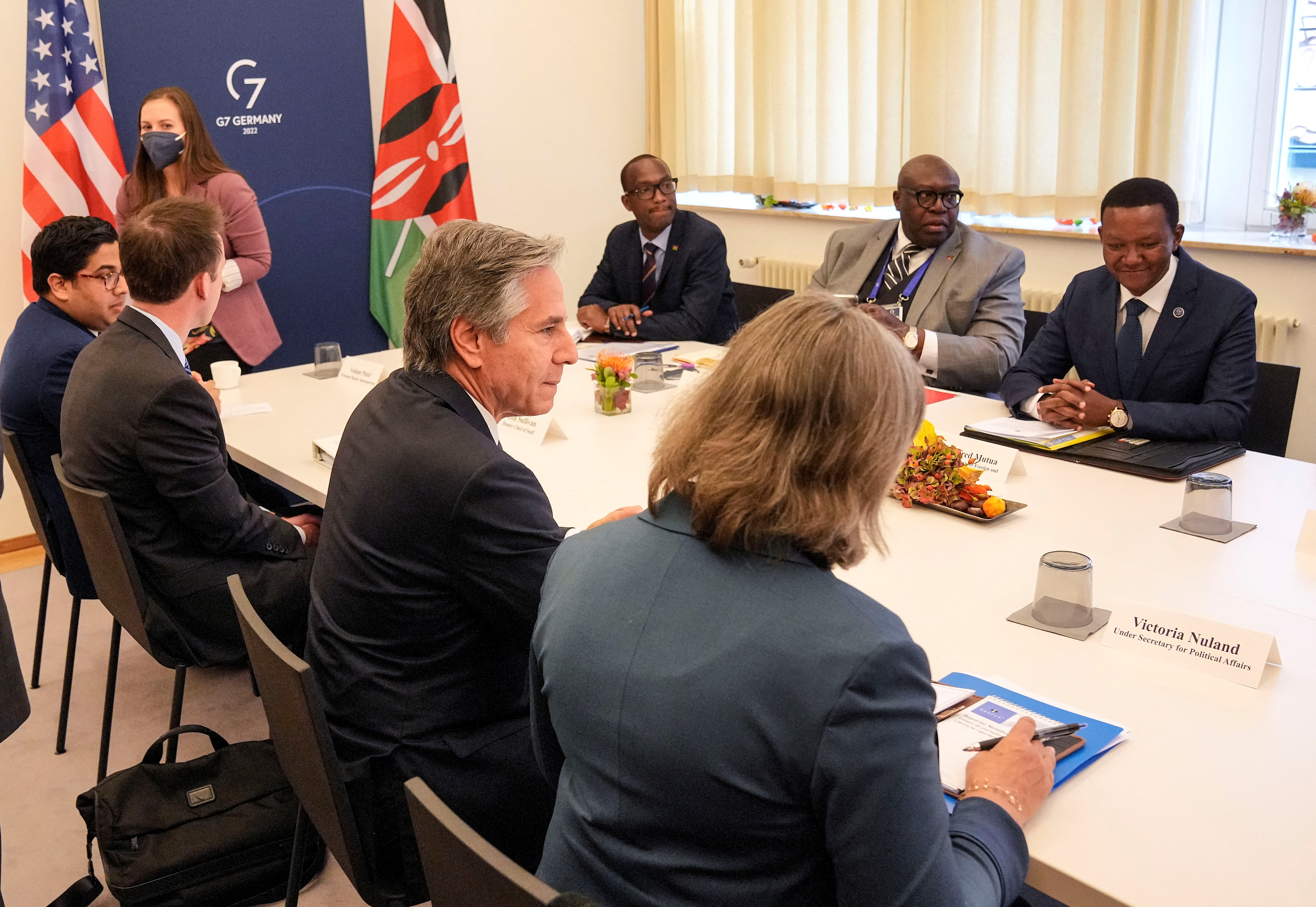 El secretario de Estado norteamericano Antony Blinken dialoga con su par del comité keniata de Asuntos Exteriores Alfred Mutua durante un encuentro bilateral en el marco de la reunión del G7 en Muenster (Martin Meissner/Pool via REUTERS)