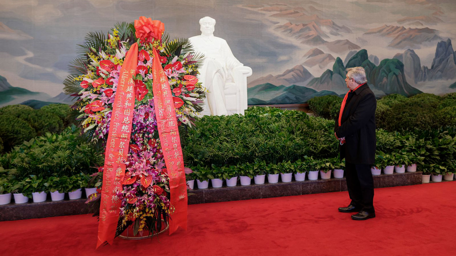 Alberto Fernández frente a la estatua de Mao en el museo del Partido Comunista de China