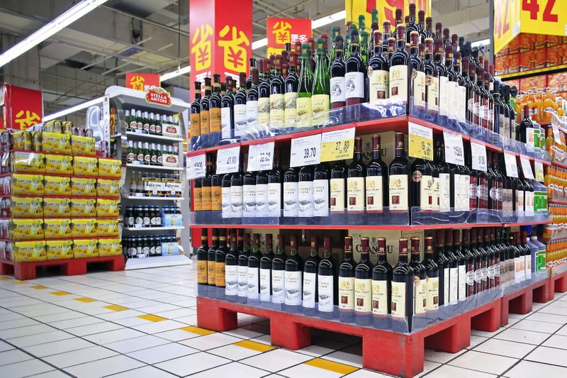 FOTO DE ARCHIVO: Botellas de vino en los estantes de un supermercado de Shanghái, China, el 29 de octubre de 2015. REUTERS/Aly Song