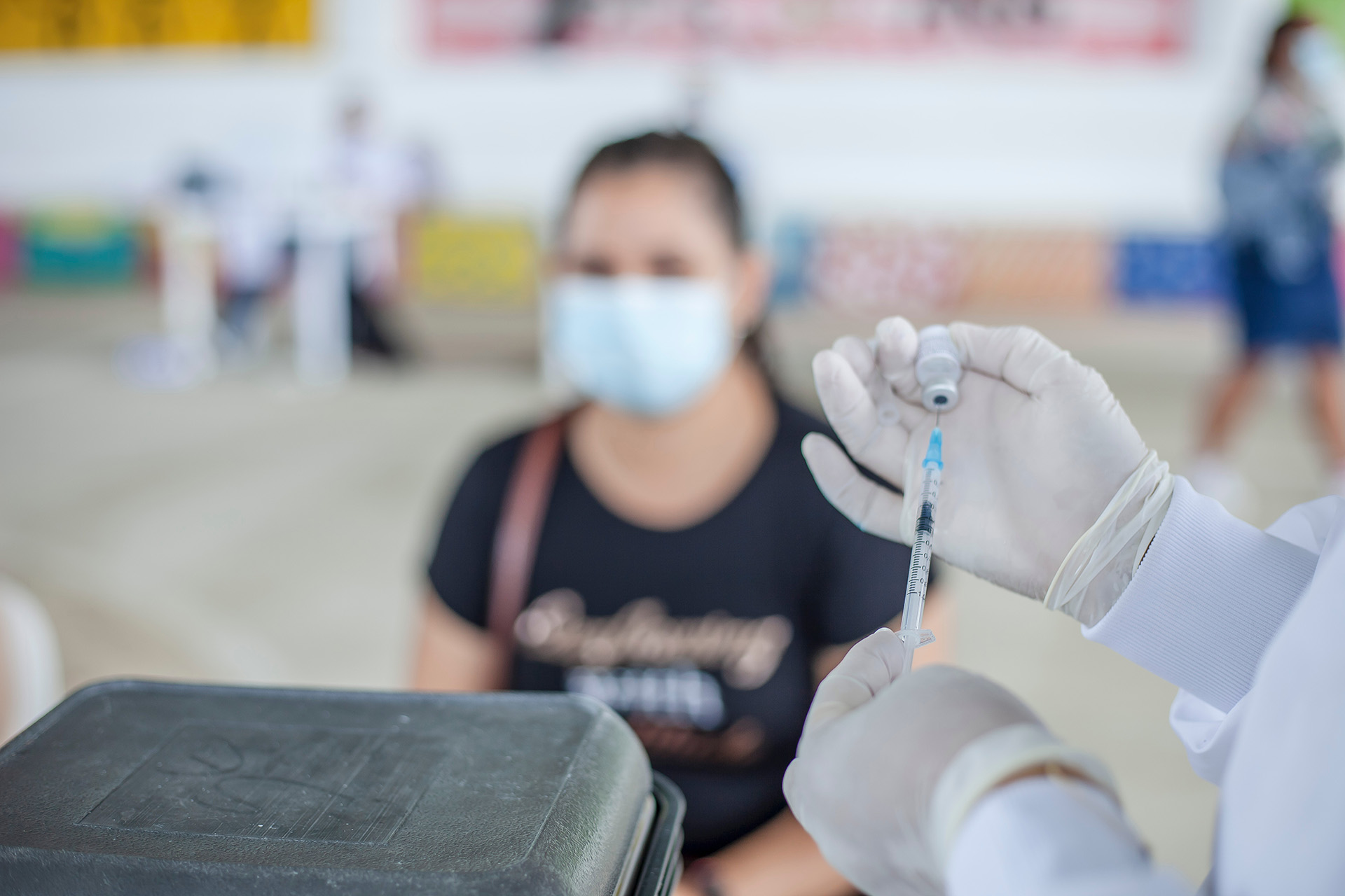 Los especialistas llaman a avanzar con los operativos de vacunación para prevenir futuros brotes o nuevas variantes (Pexels)